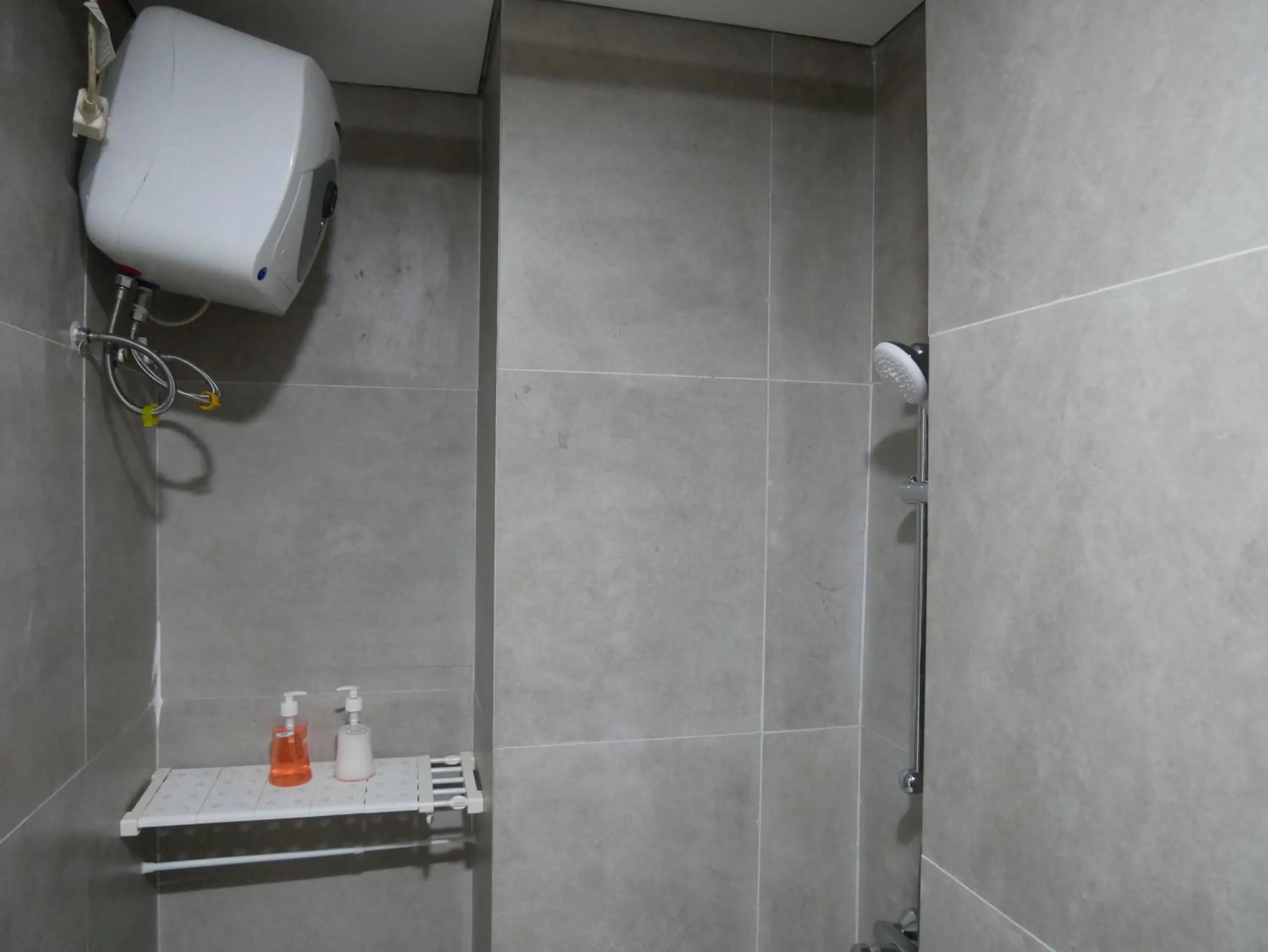 Shower in Meisterstadt Pollux Habibie