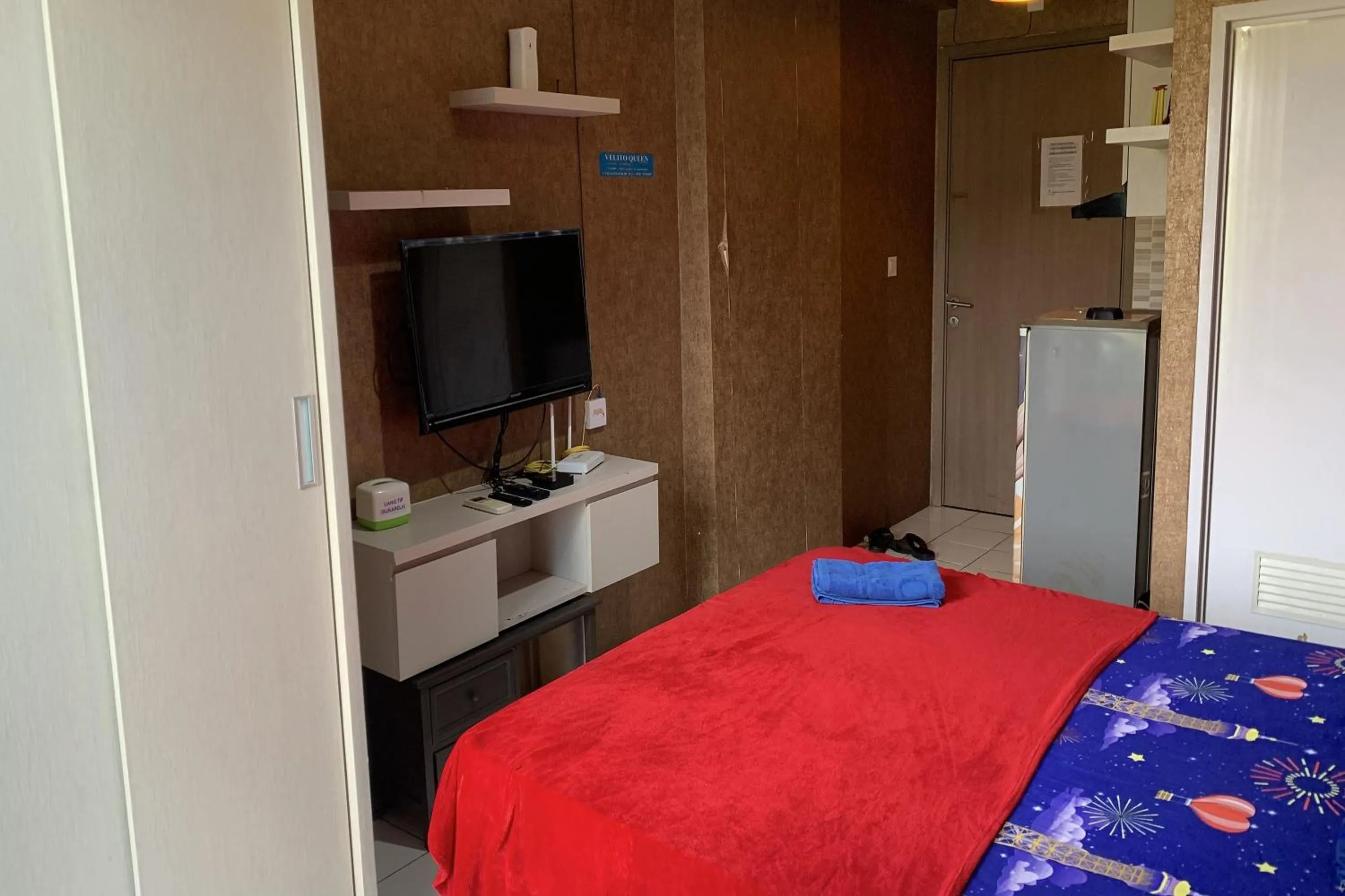 Bedroom, Bed in Velito at Podomoro Golf View Apartment