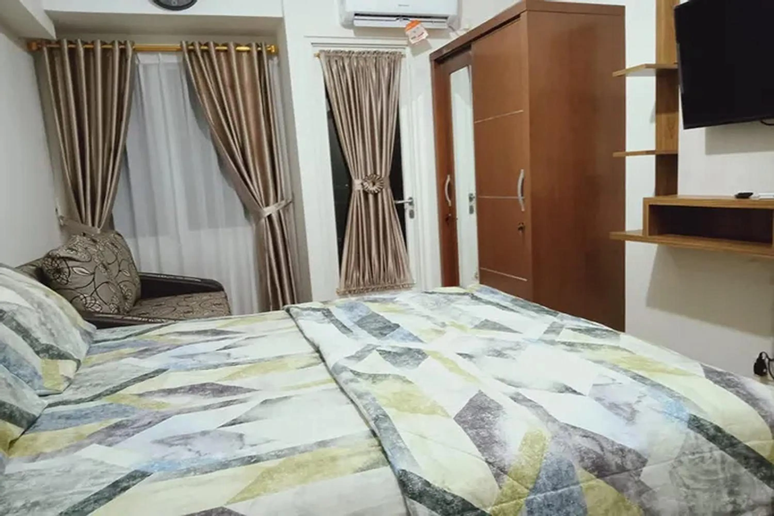 Bedroom, Bed in Velito at Podomoro Golf View Apartment