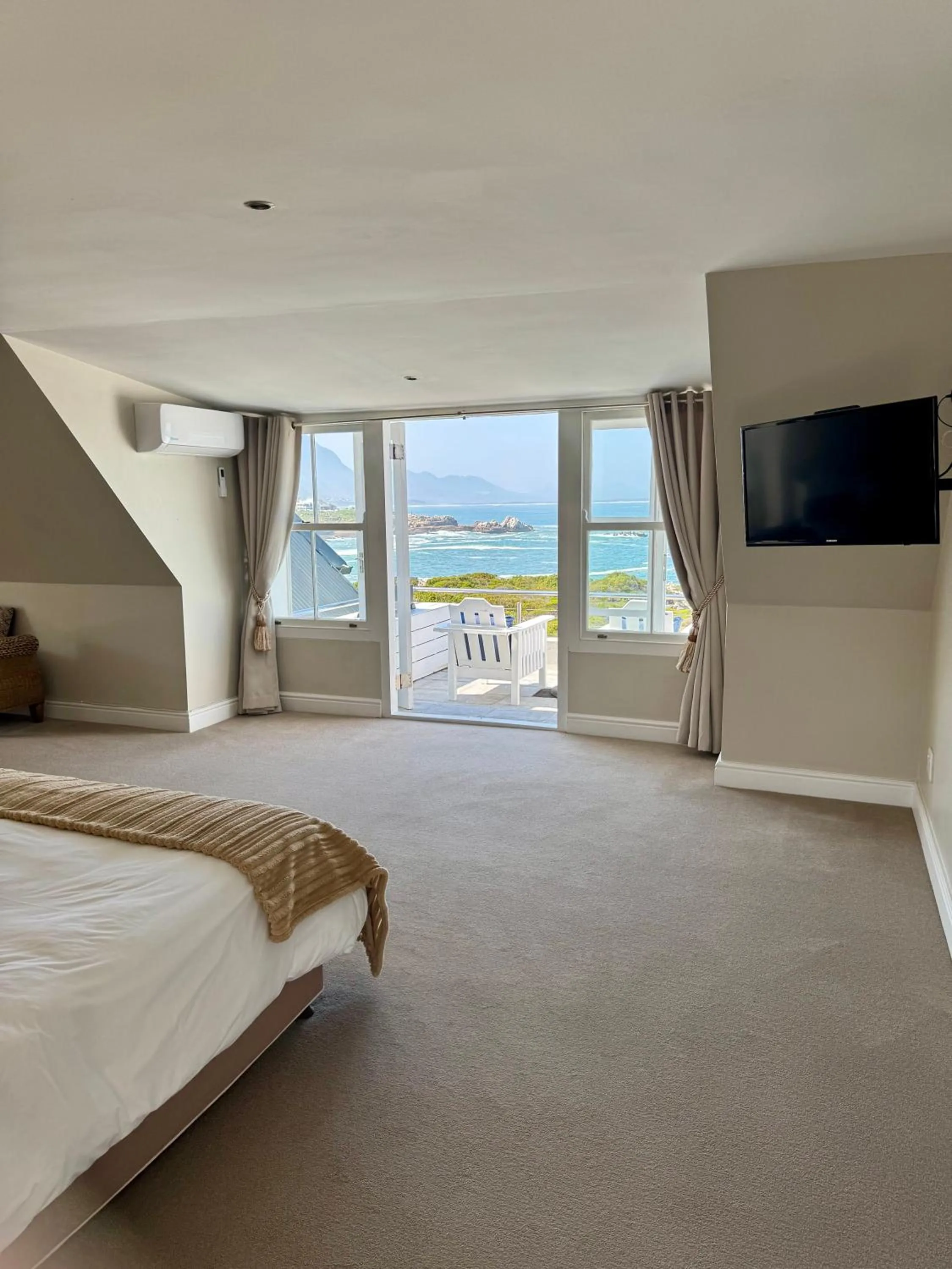 Bed in 11 WESTCLIFF RENTALS