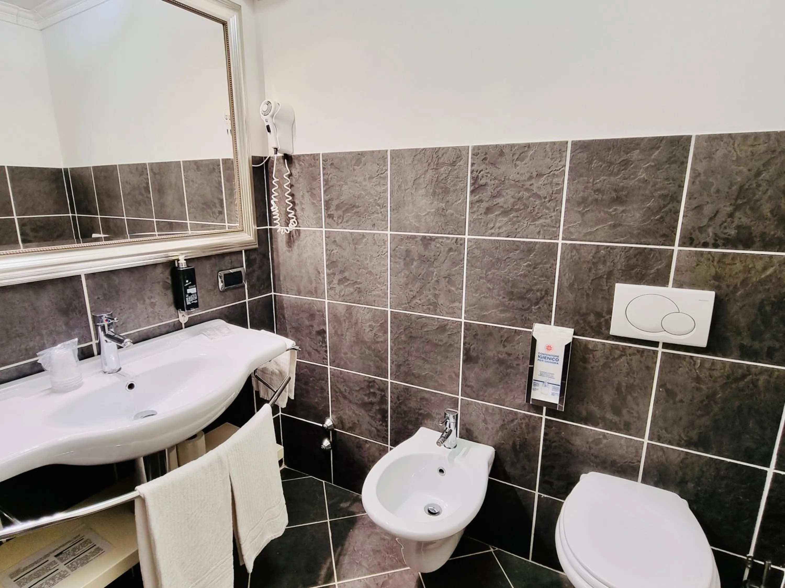 Toilet in Hotel Canali - Le Cinque Terre