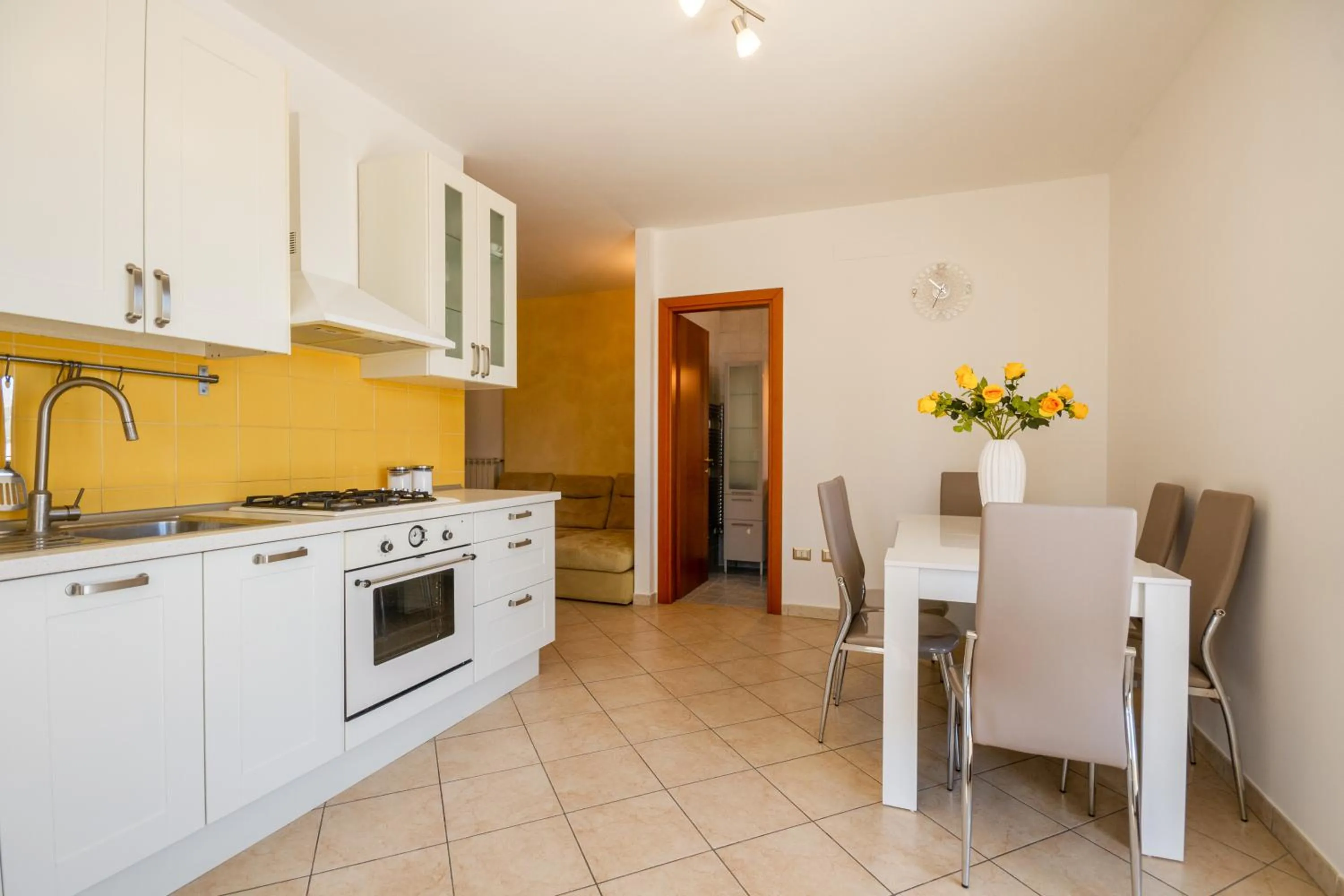 GuestHost - Roomy Apartment with Terrace & Parking