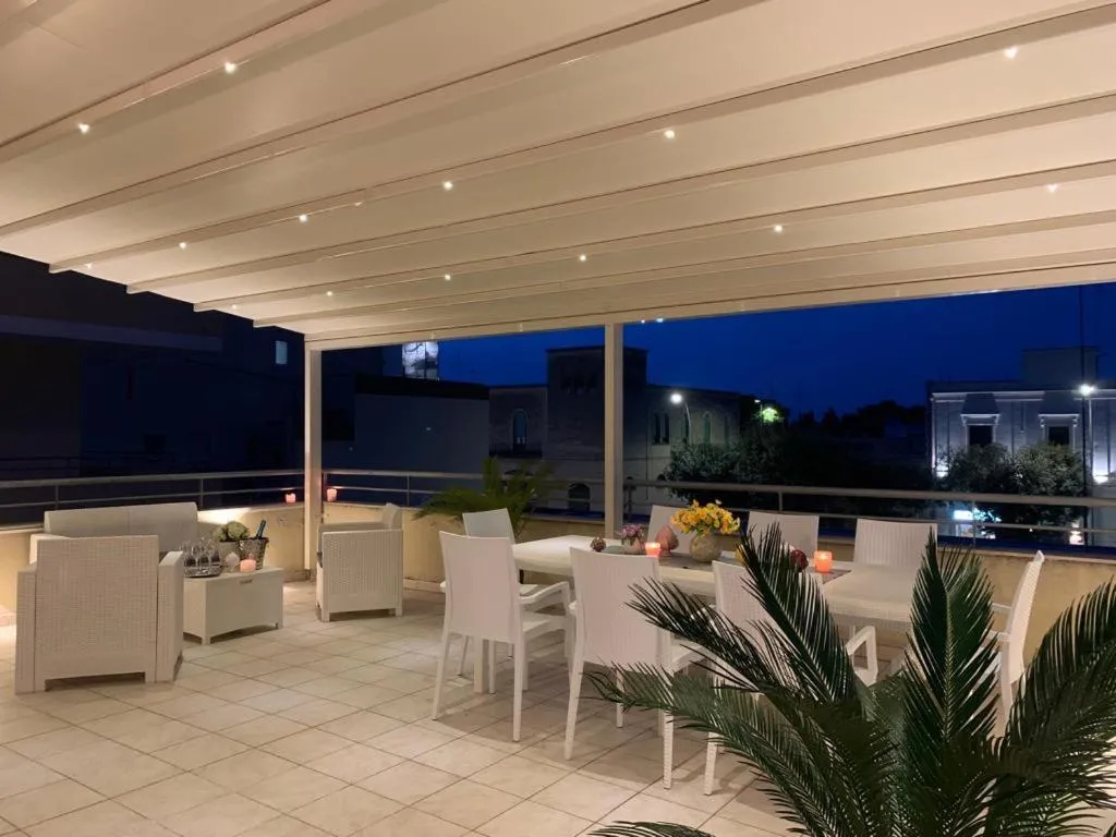 GuestHost - Roomy Apartment with Terrace & Parking