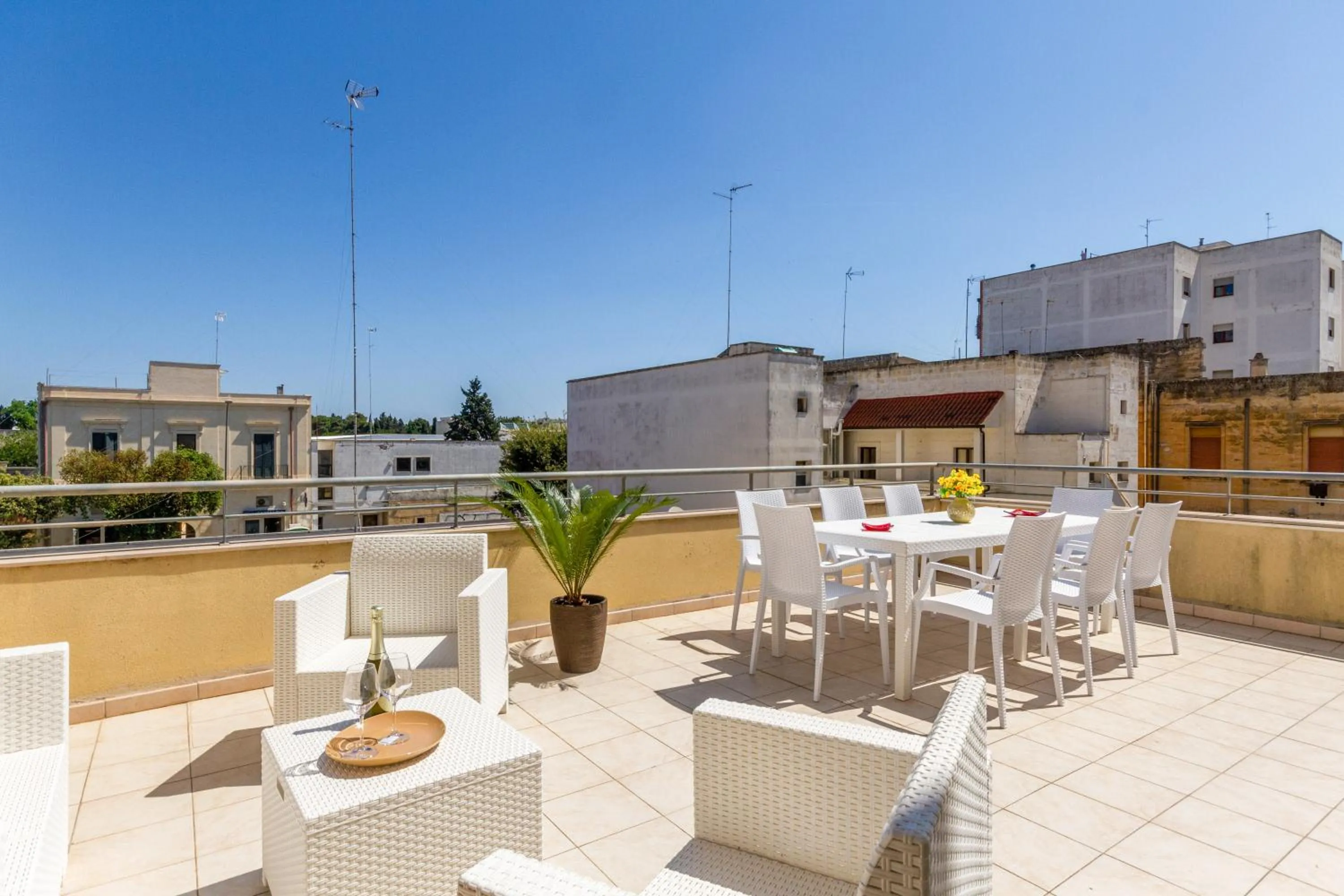 GuestHost - Roomy Apartment with Terrace & Parking