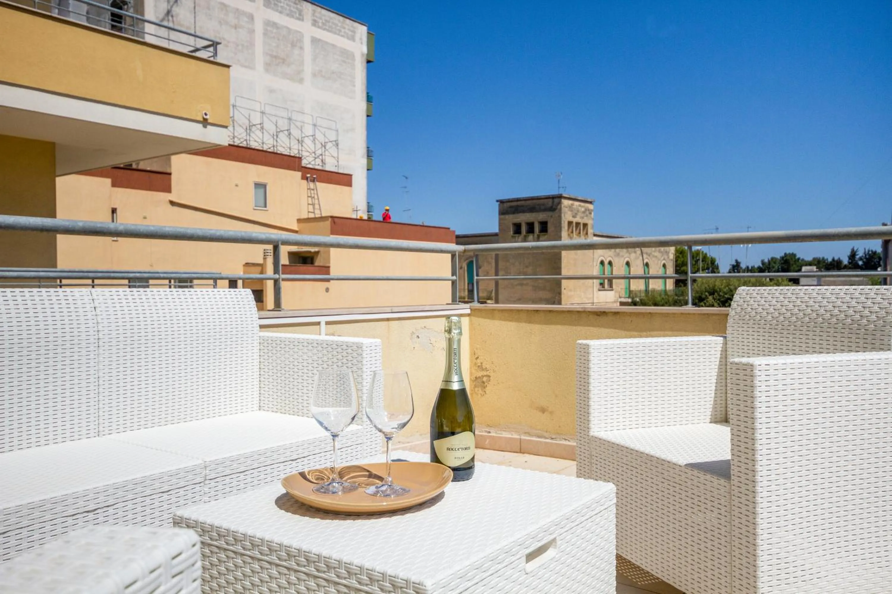 GuestHost - Roomy Apartment with Terrace & Parking