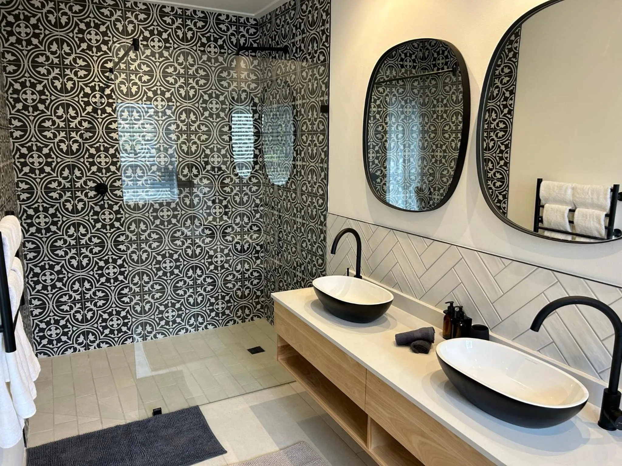 Shower in Mirabelle Guesthouse