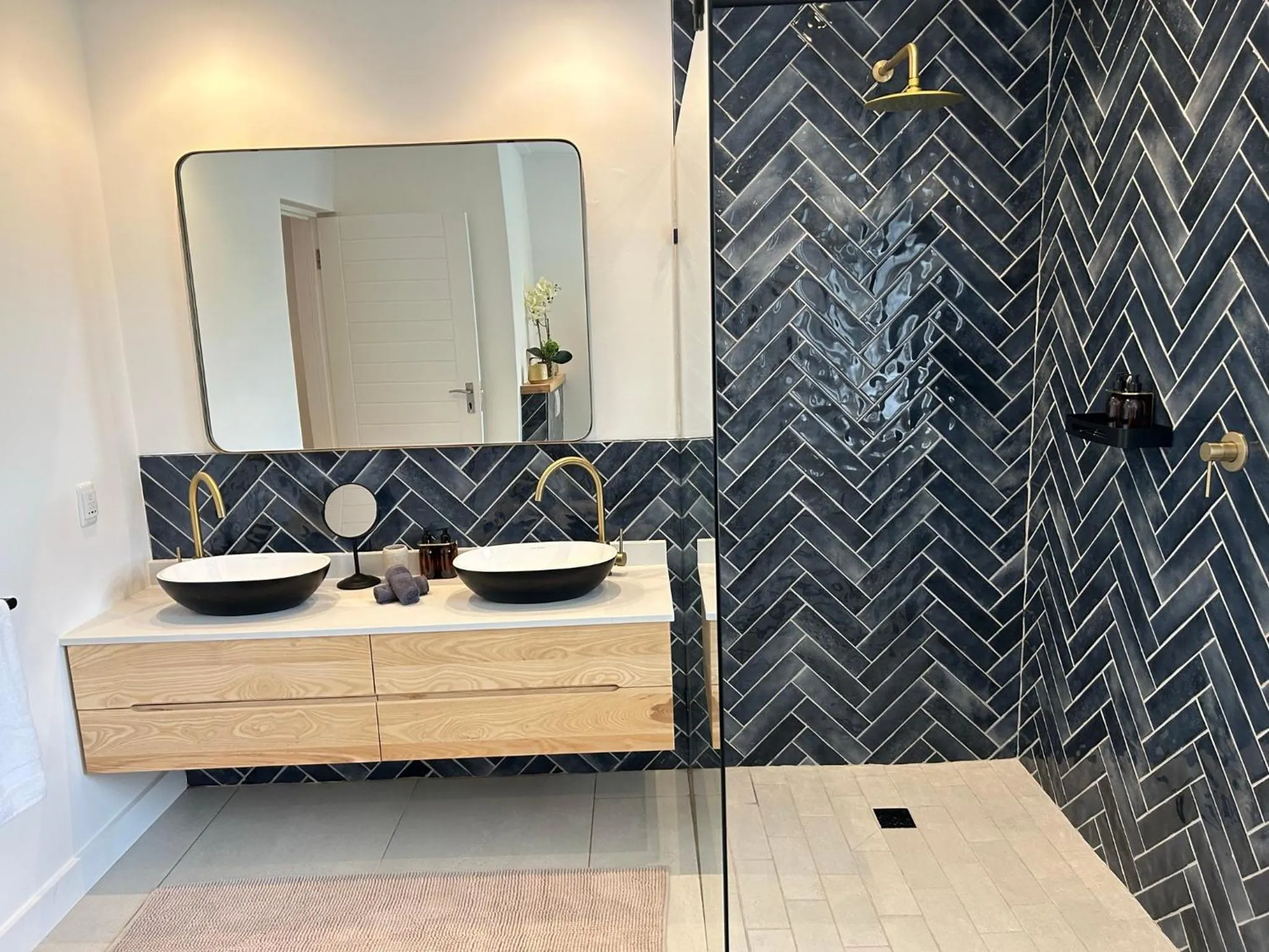 Shower in Mirabelle Guesthouse