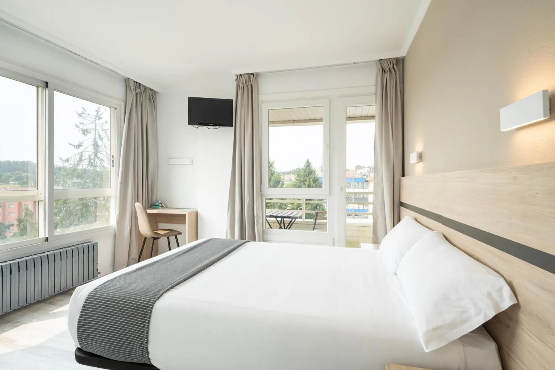 Photo of the whole room, Bed in Hotel Alda Camiño Inglés