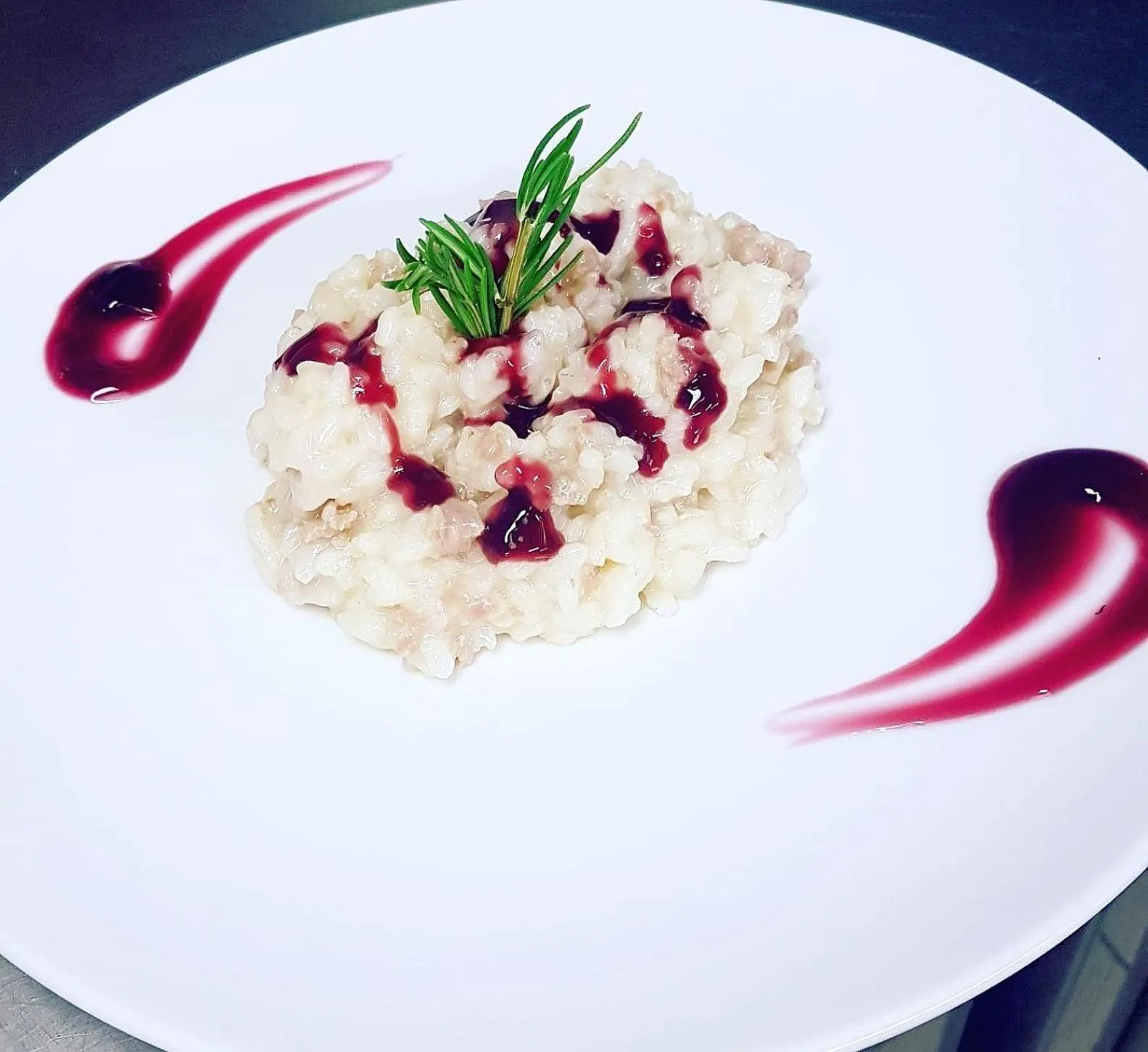 Restaurant/places to eat in Hotel Poker