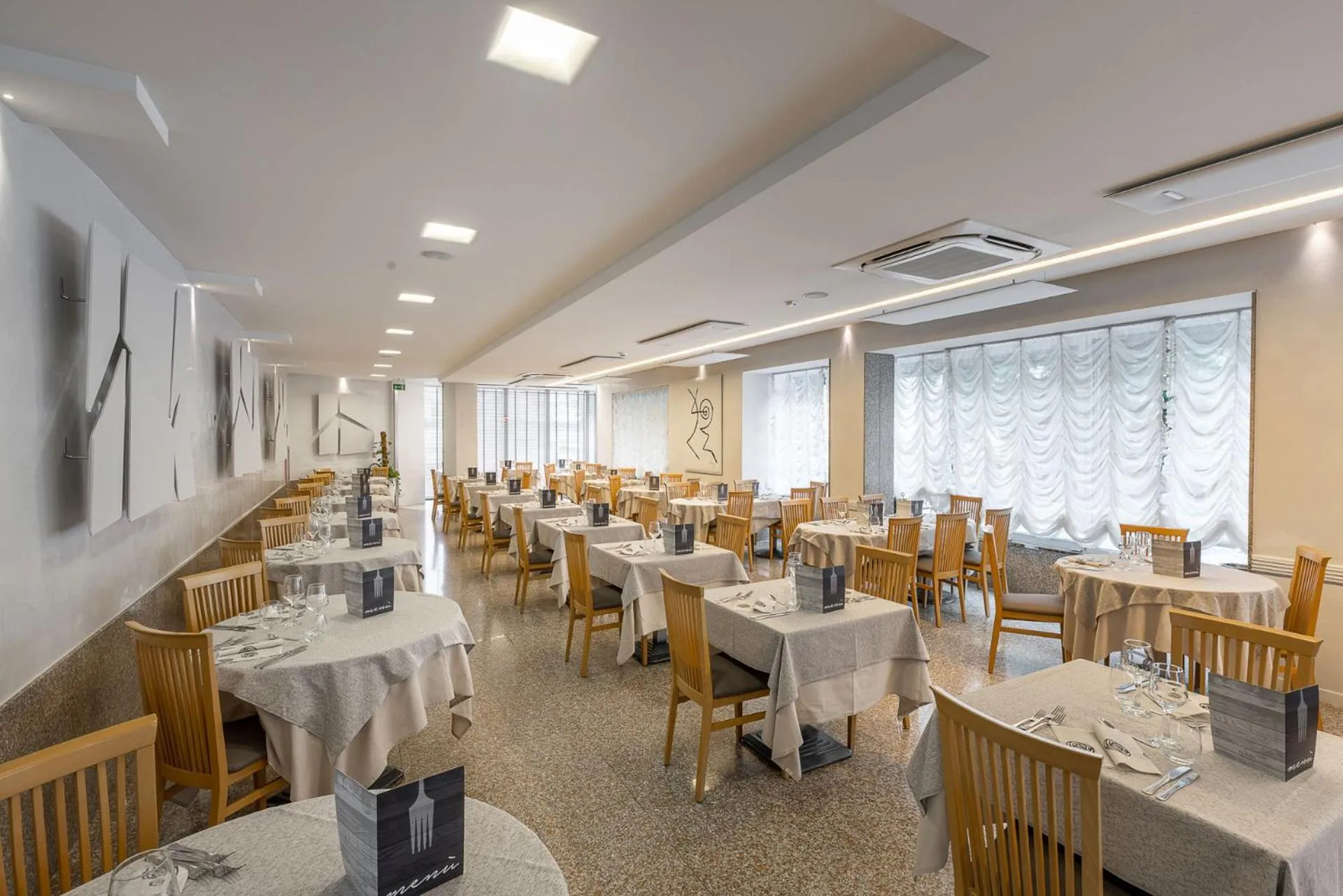 Restaurant/places to eat in Hotel Poker