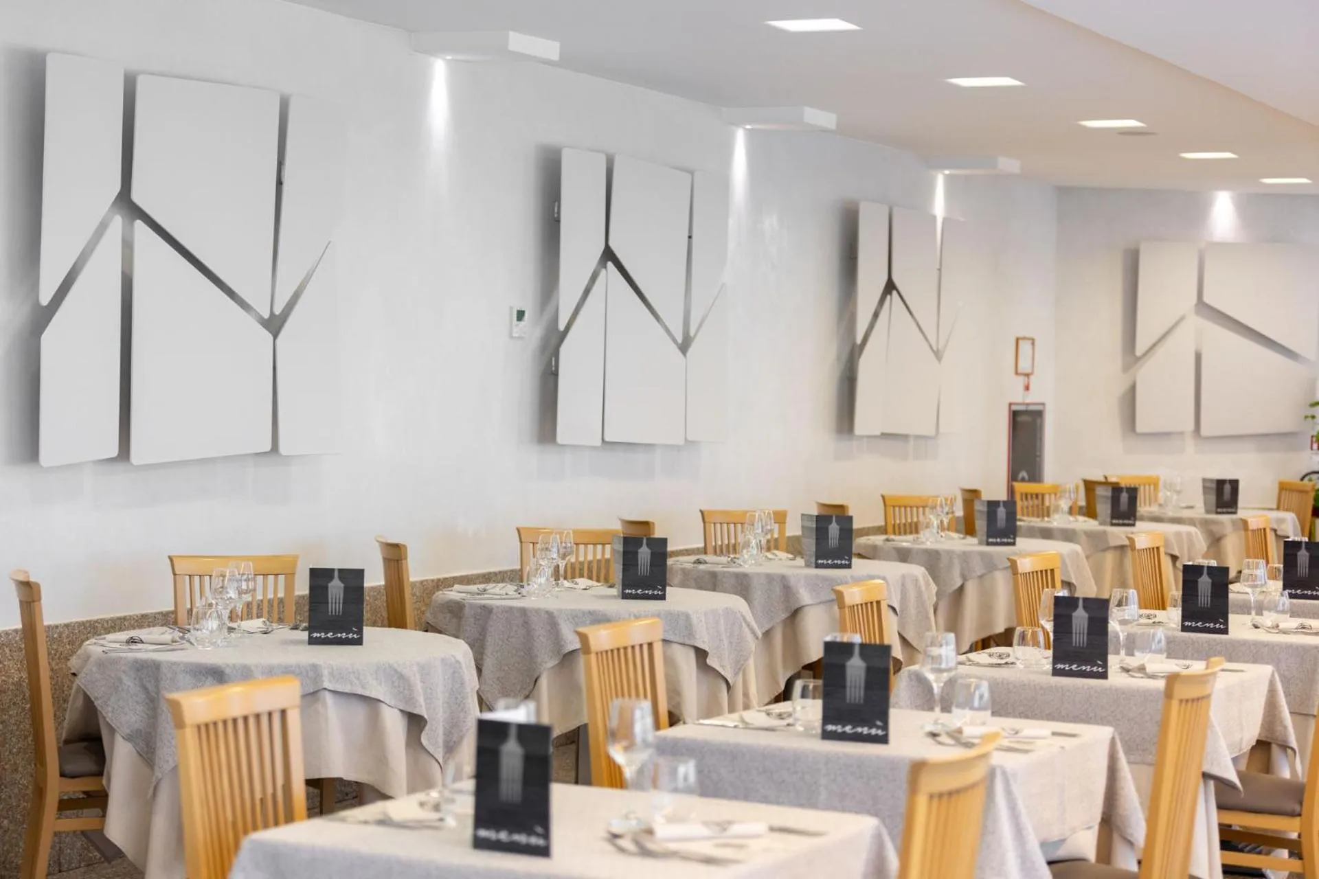 Restaurant/places to eat in Hotel Poker