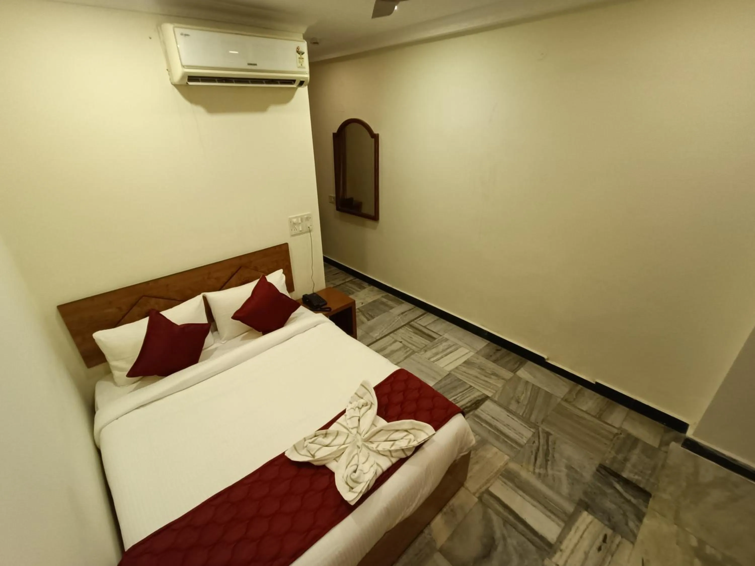 Bed in GT Grande Hotel-Near US Consulate