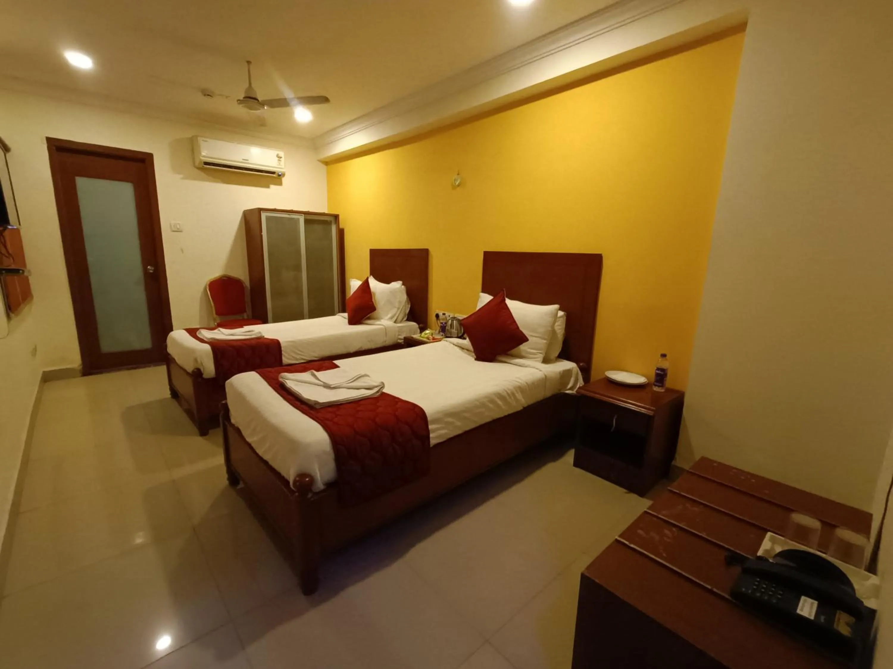 Bed in GT Grande Hotel-Near US Consulate