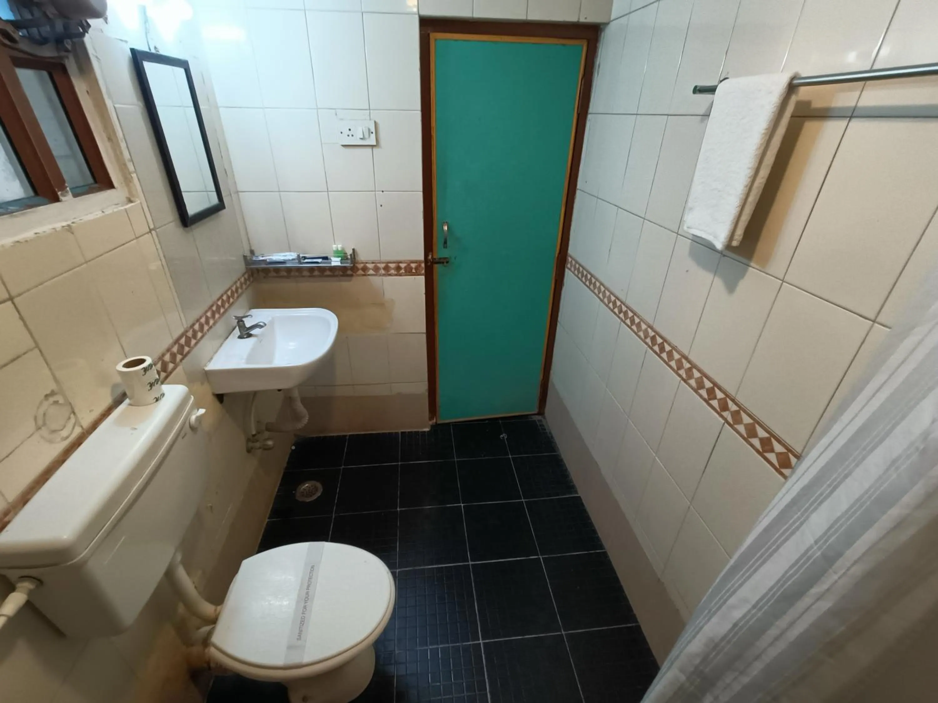 Toilet in GT Grande Hotel-Near US Consulate