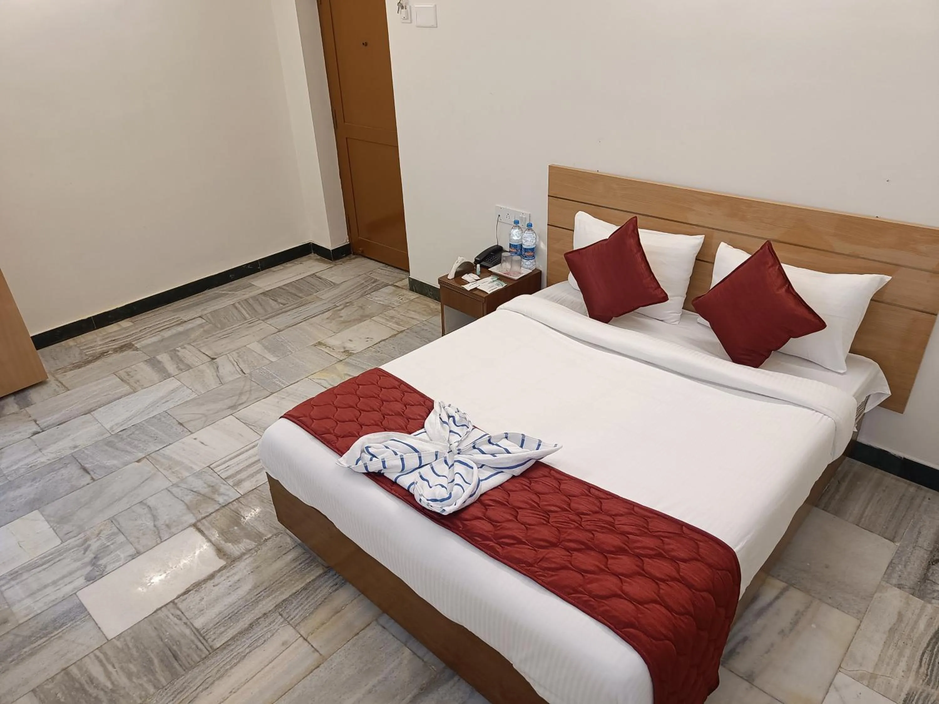 Bed in GT Grande Hotel-Near US Consulate