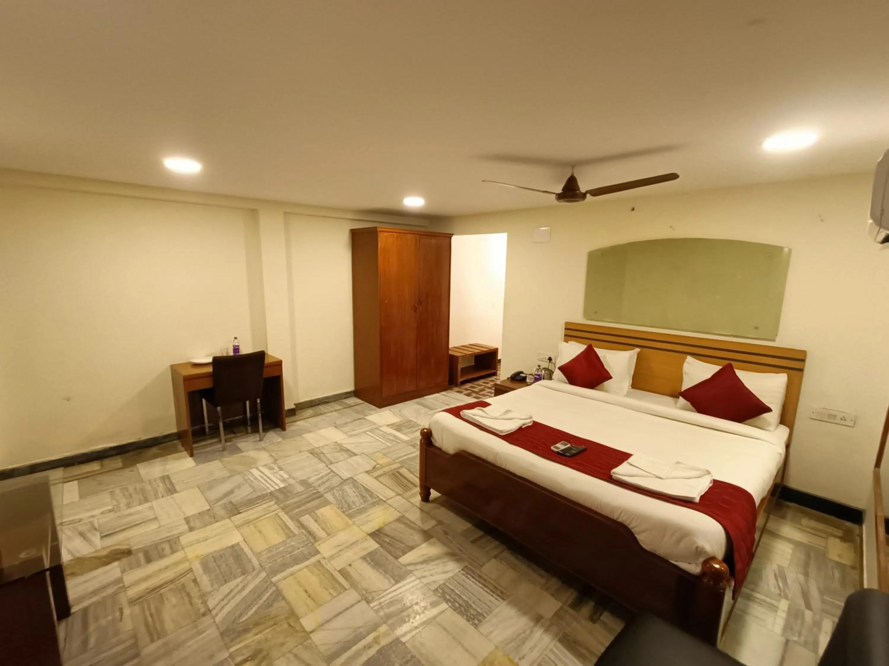 Bed in GT Grande Hotel-Near US Consulate