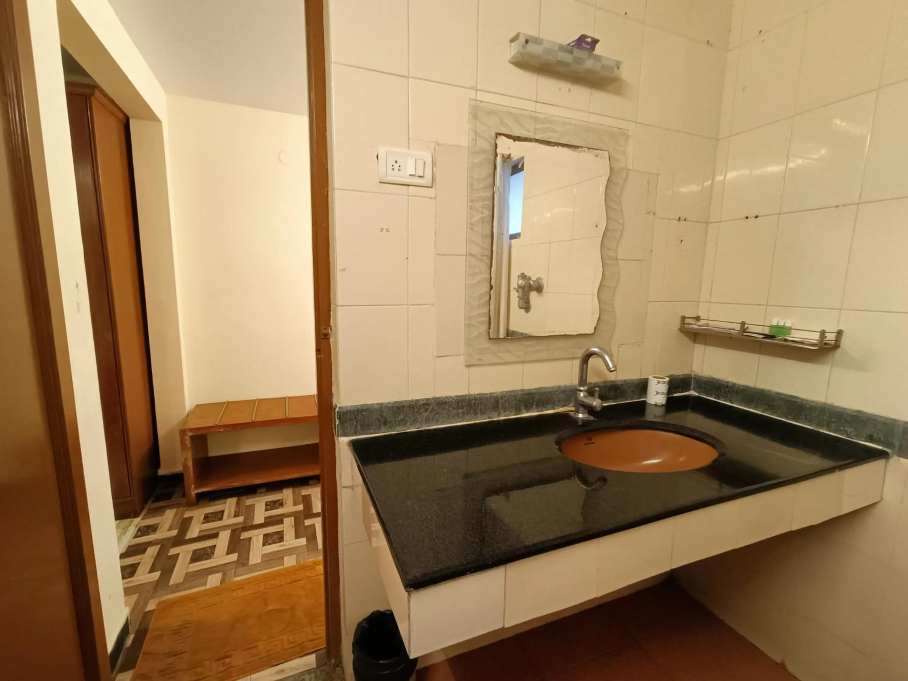 Bathroom in GT Grande Hotel-Near US Consulate