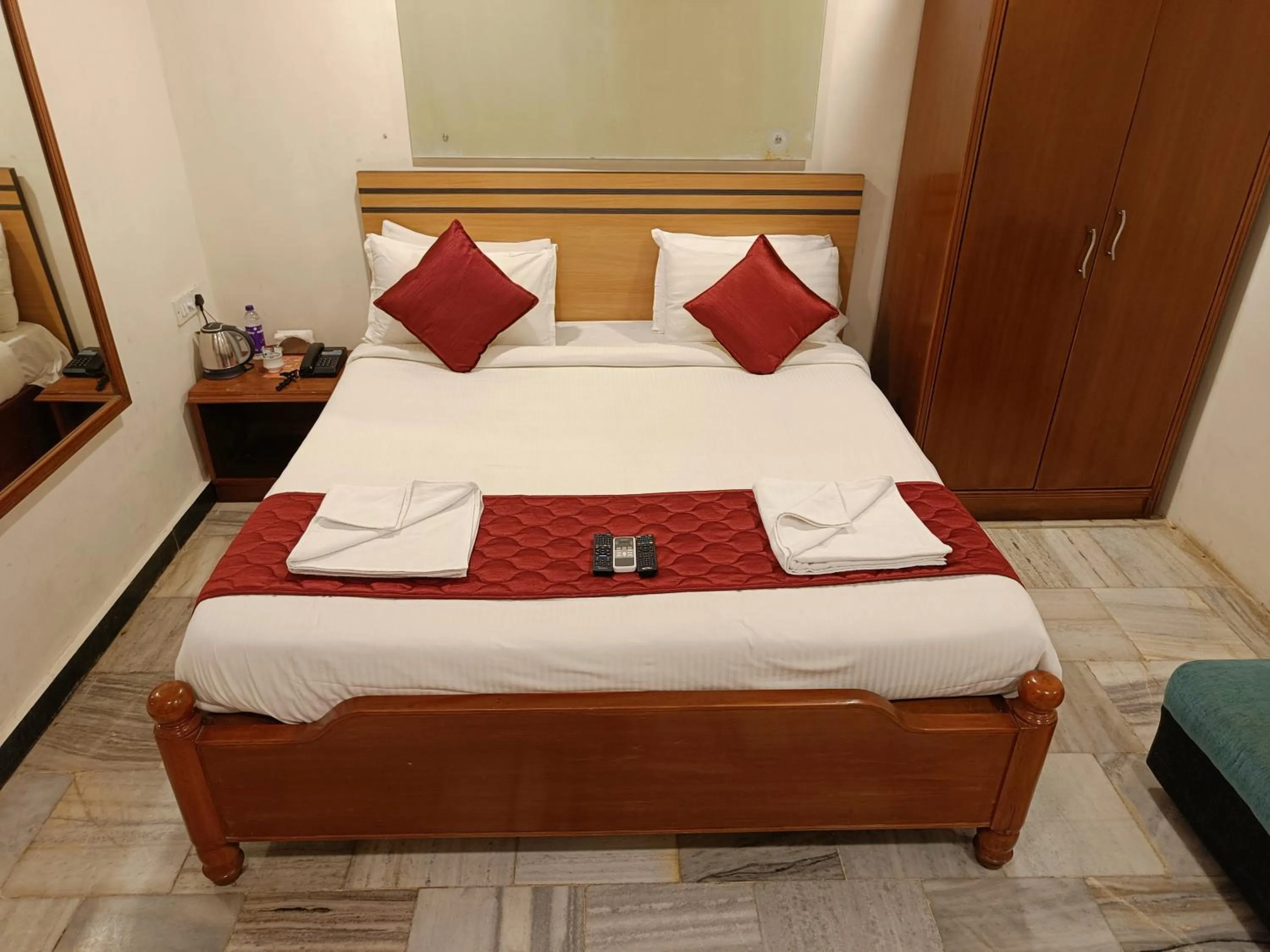 Bed in GT Grande Hotel-Near US Consulate