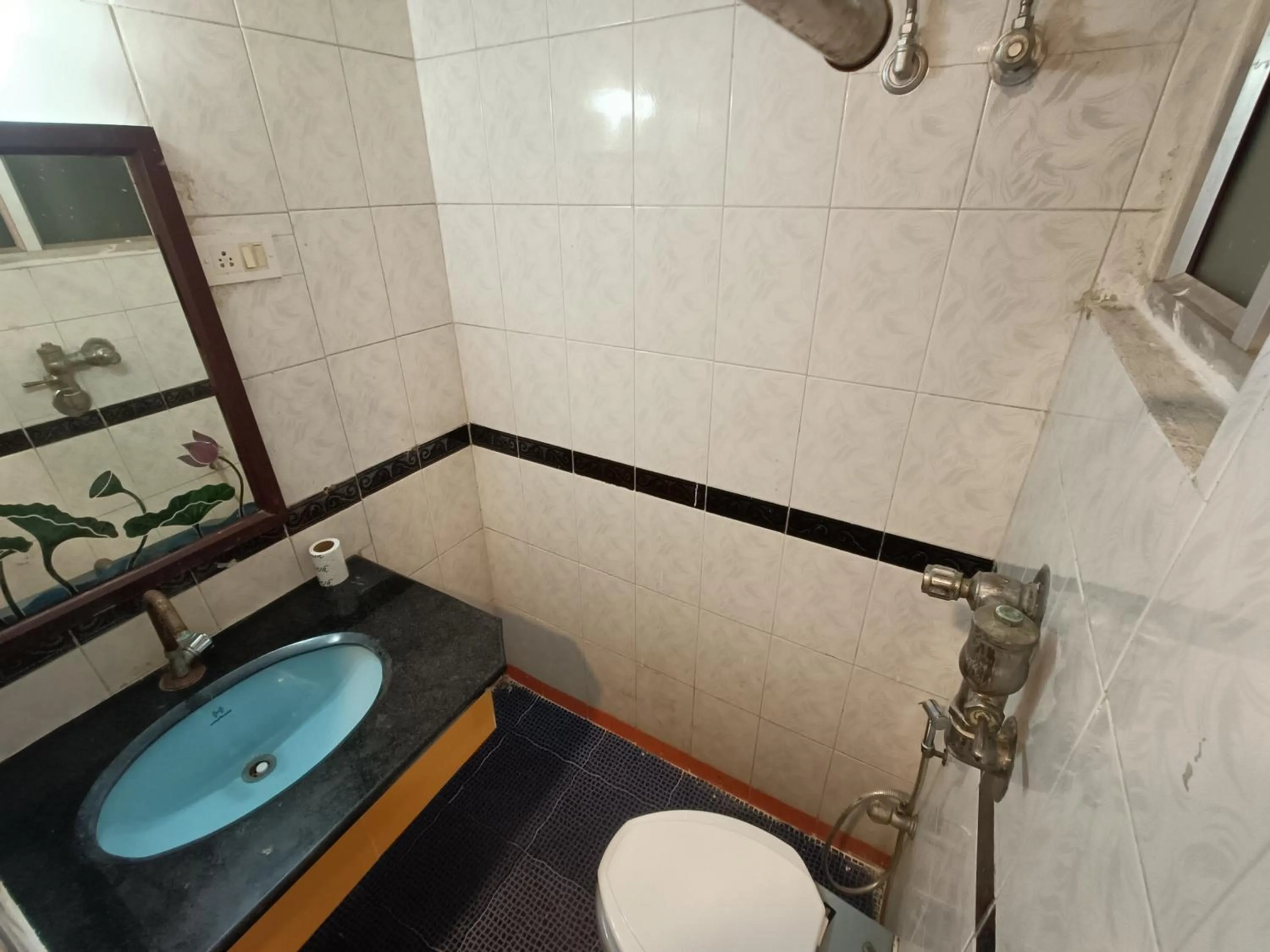 Bathroom in GT Grande Hotel-Near US Consulate