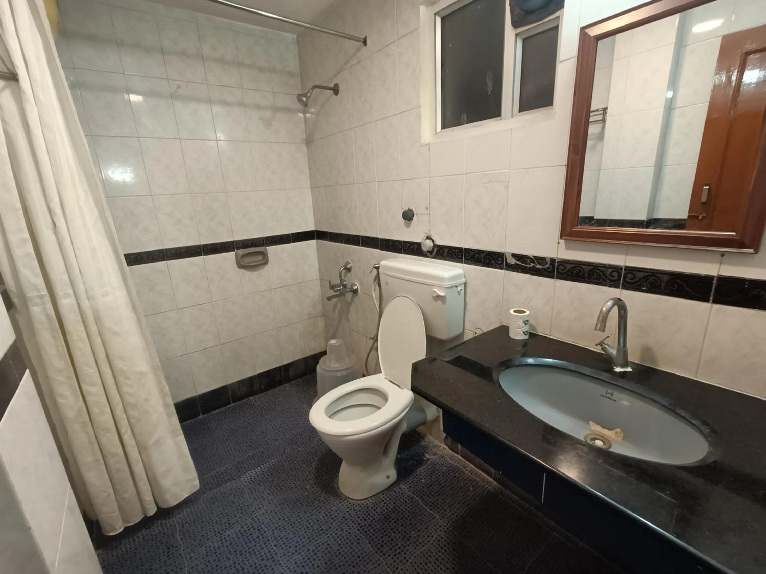 Toilet in GT Grande Hotel-Near US Consulate