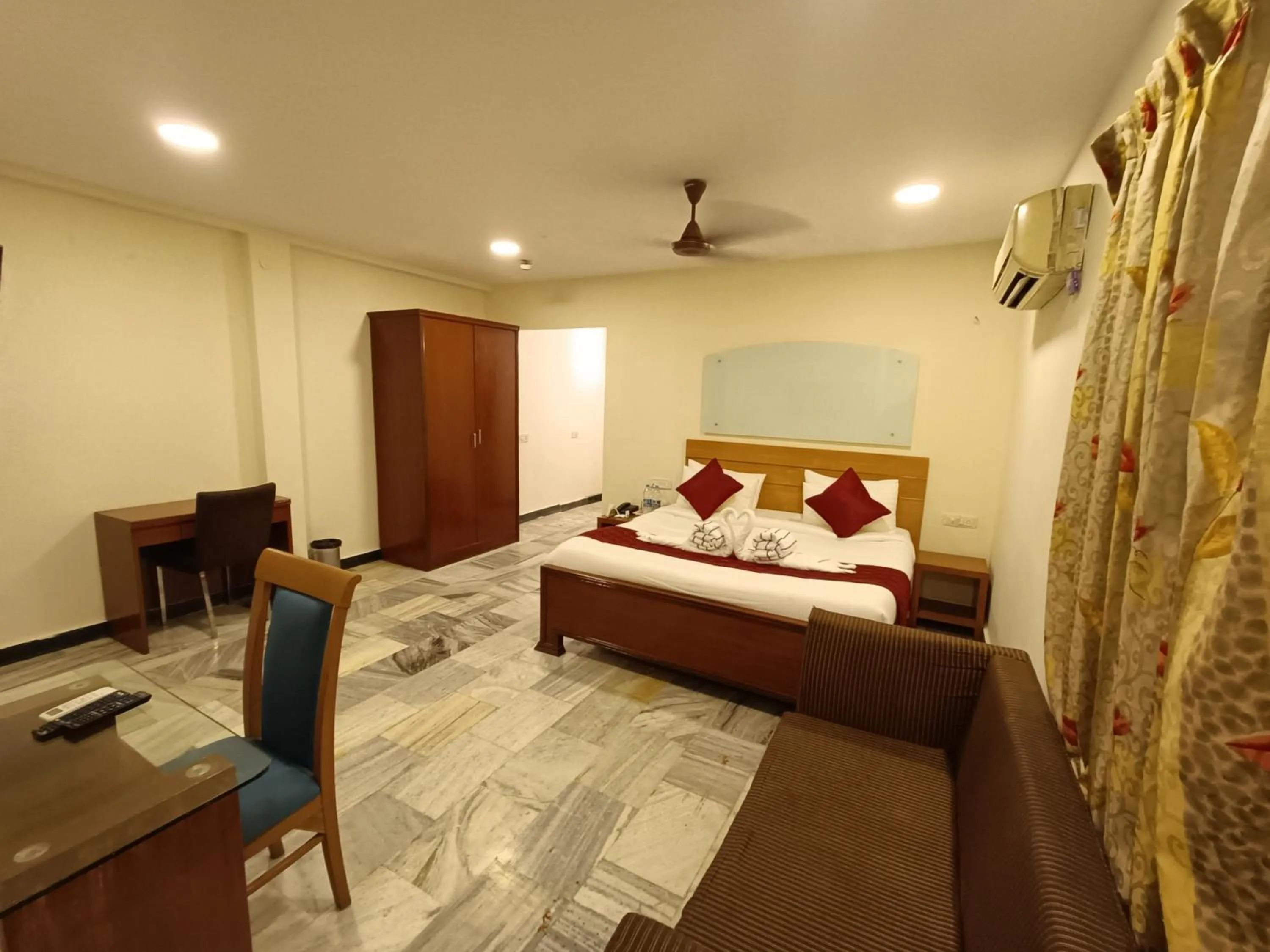 Bed in GT Grande Hotel-Near US Consulate