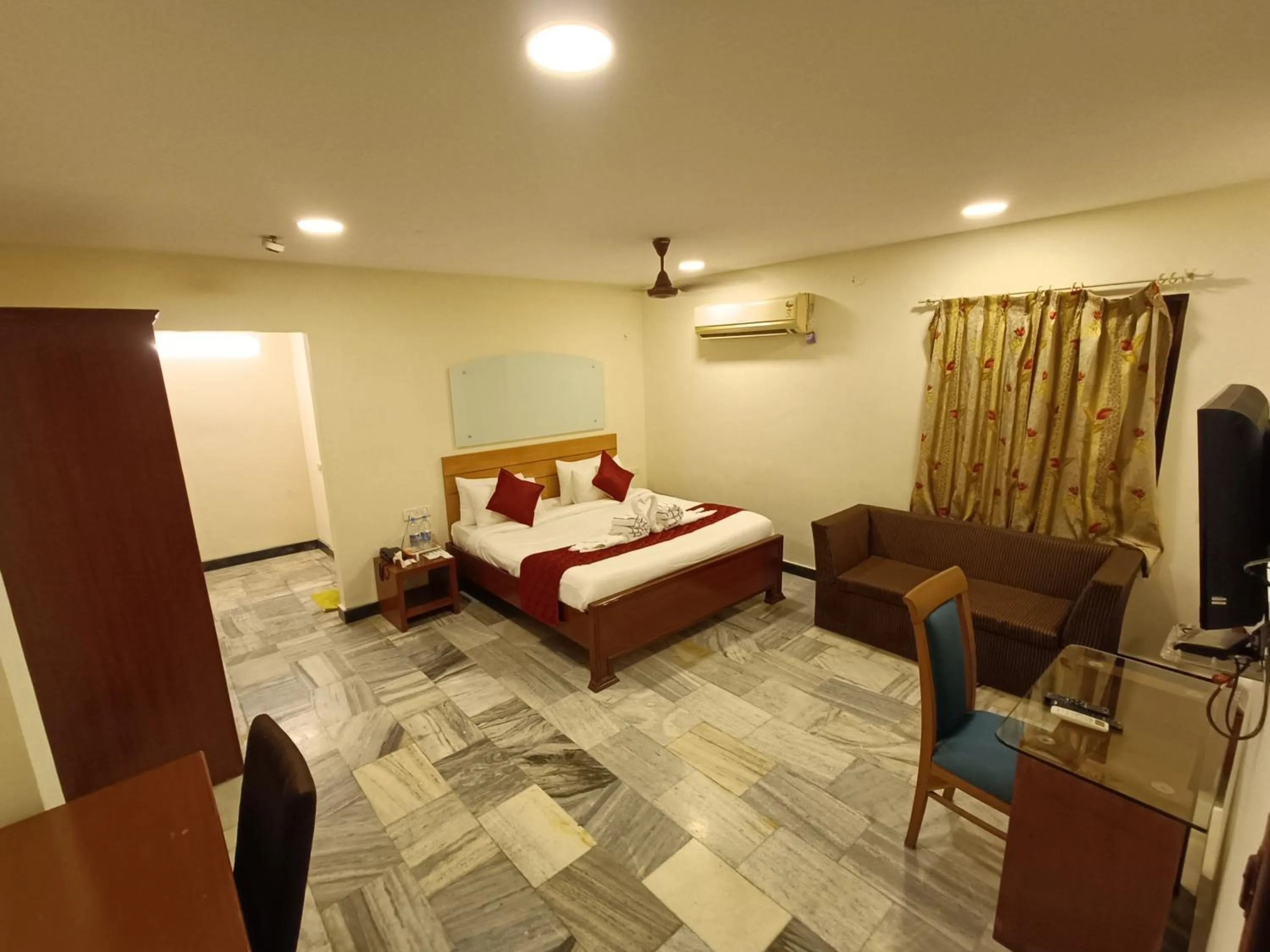 Bed in GT Grande Hotel-Near US Consulate