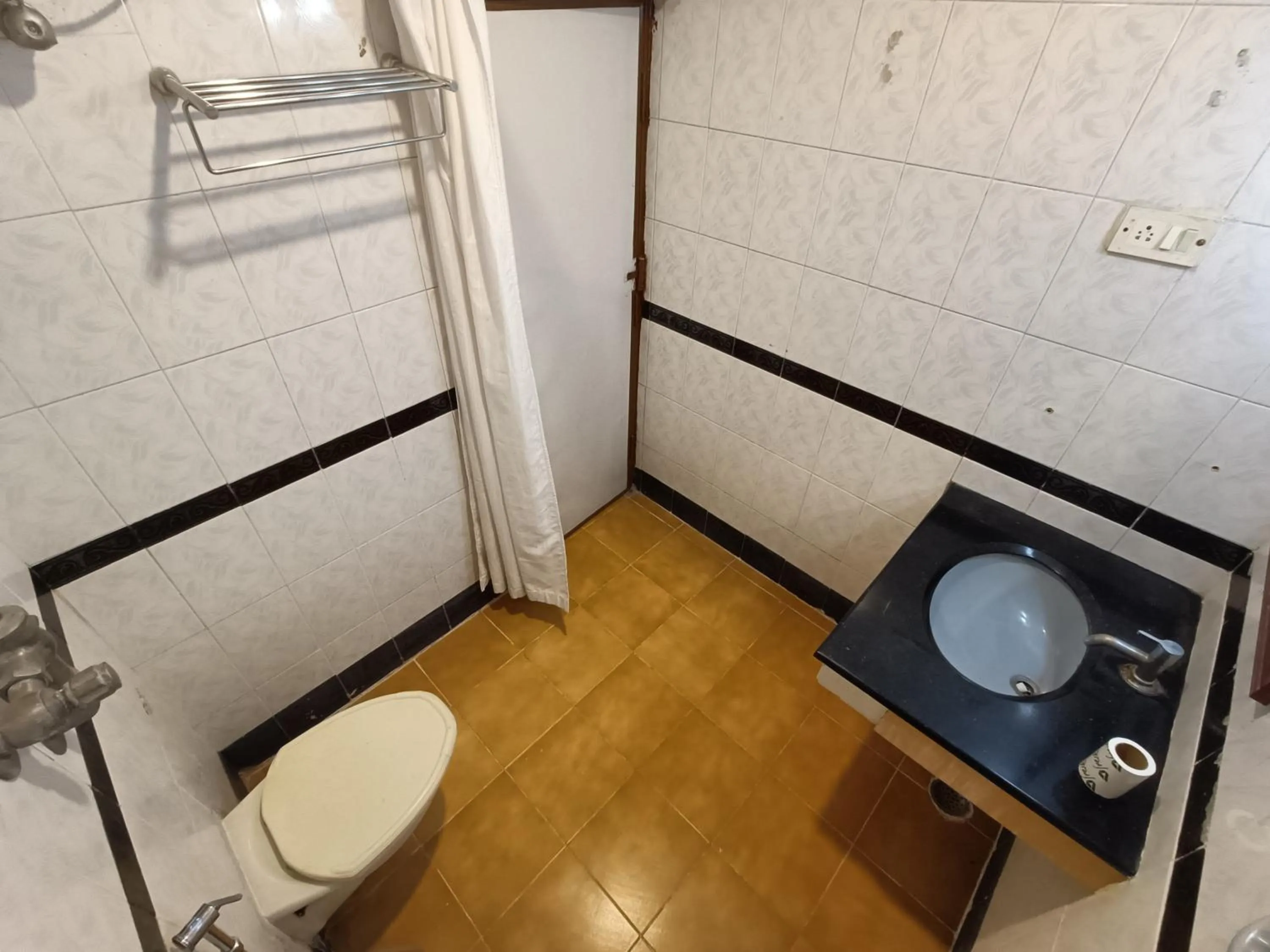 Toilet in GT Grande Hotel-Near US Consulate