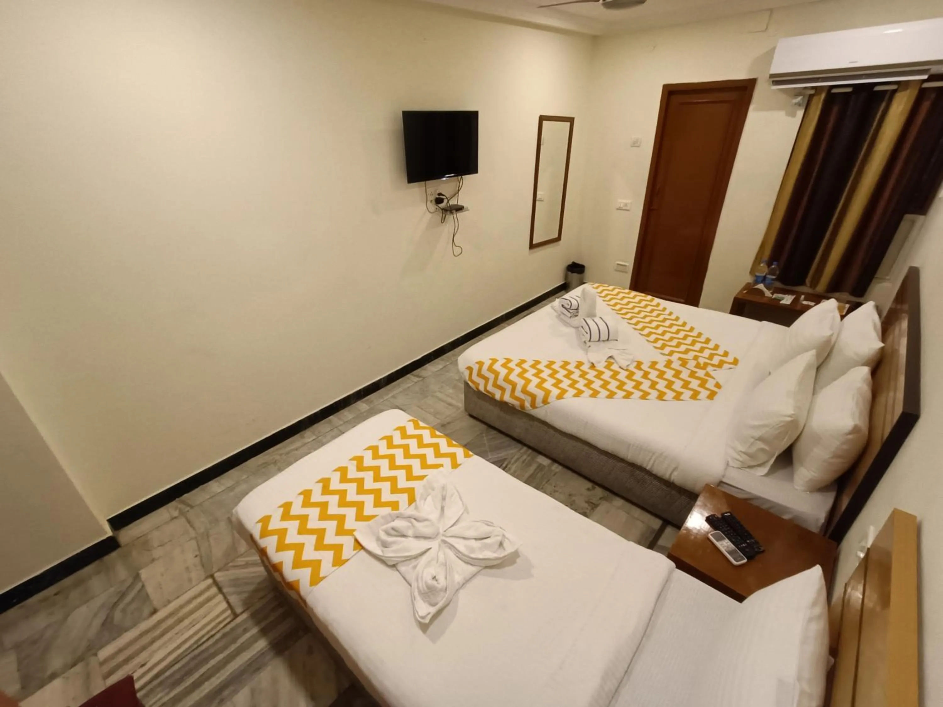 Bed in GT Grande Hotel-Near US Consulate