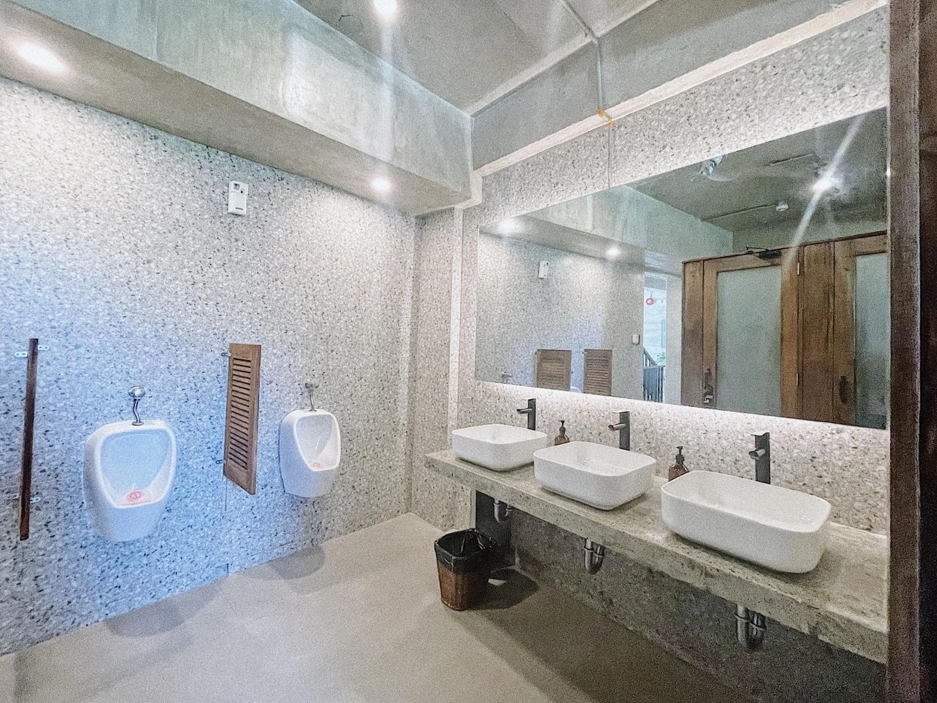 Shower in Shorebreak Hostel San Juan La Union