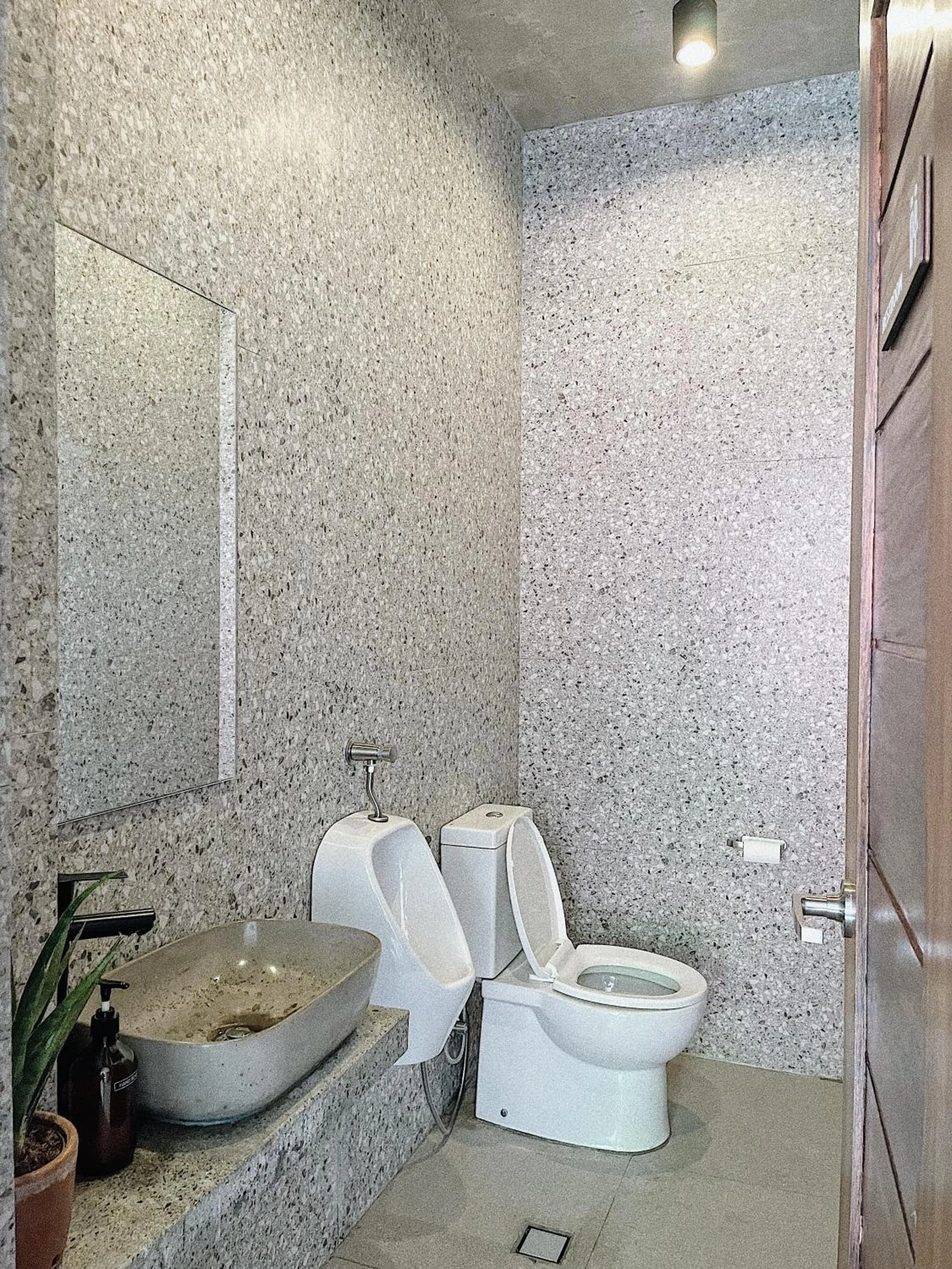 Toilet in Shorebreak Hostel San Juan La Union