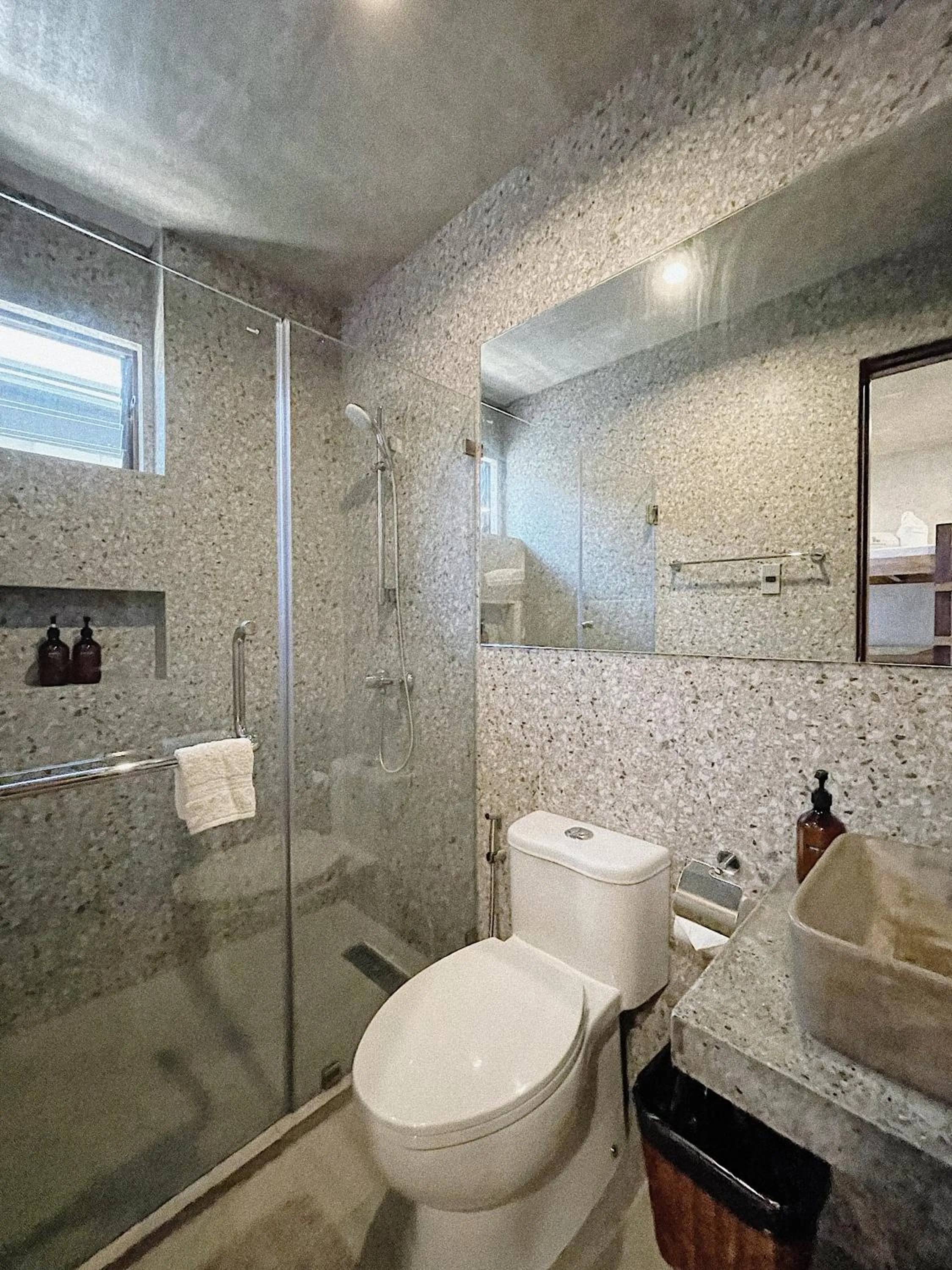 Bathroom in Shorebreak Hostel San Juan La Union