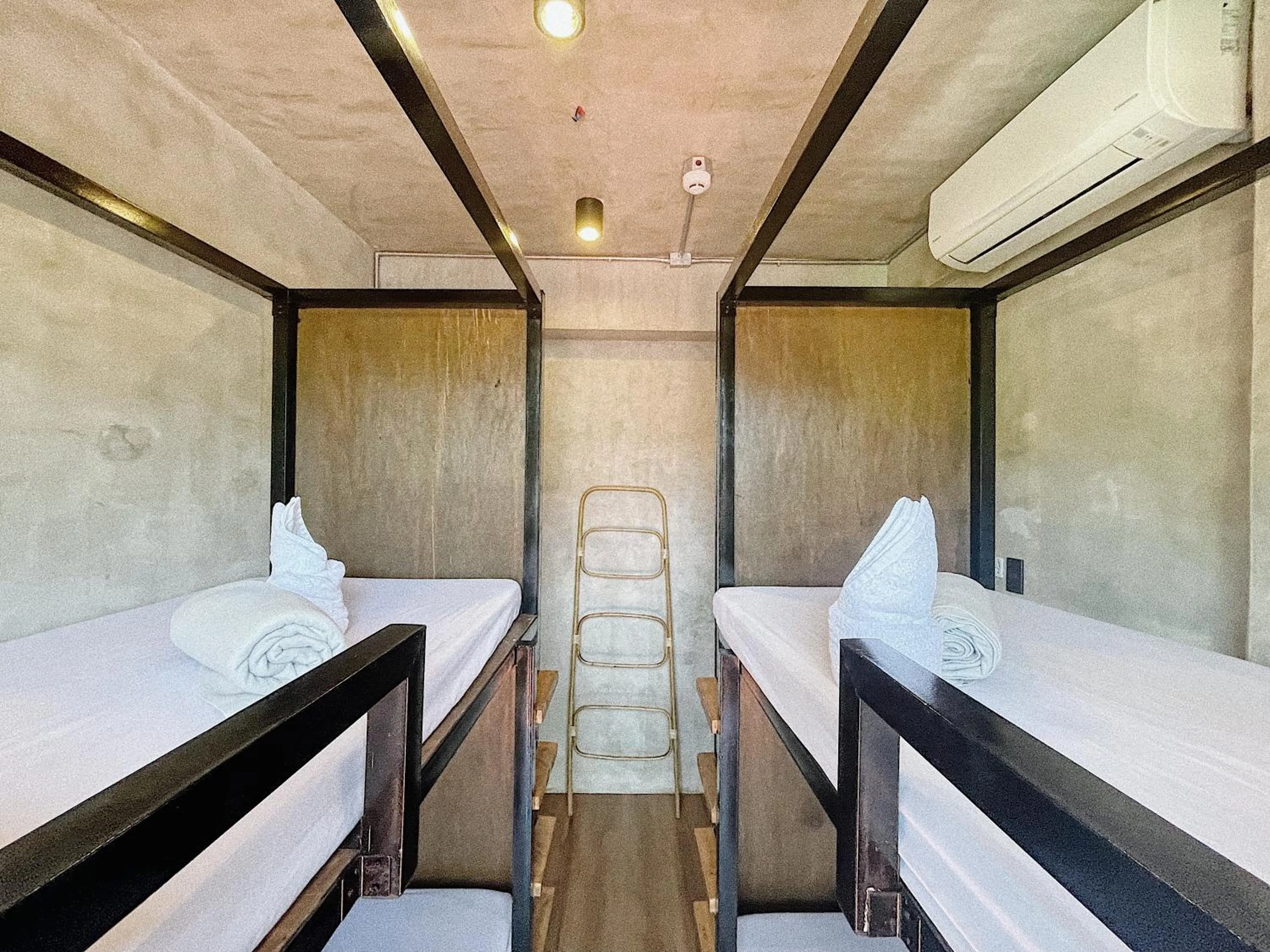 bunk bed, Bed in Shorebreak Hostel San Juan La Union