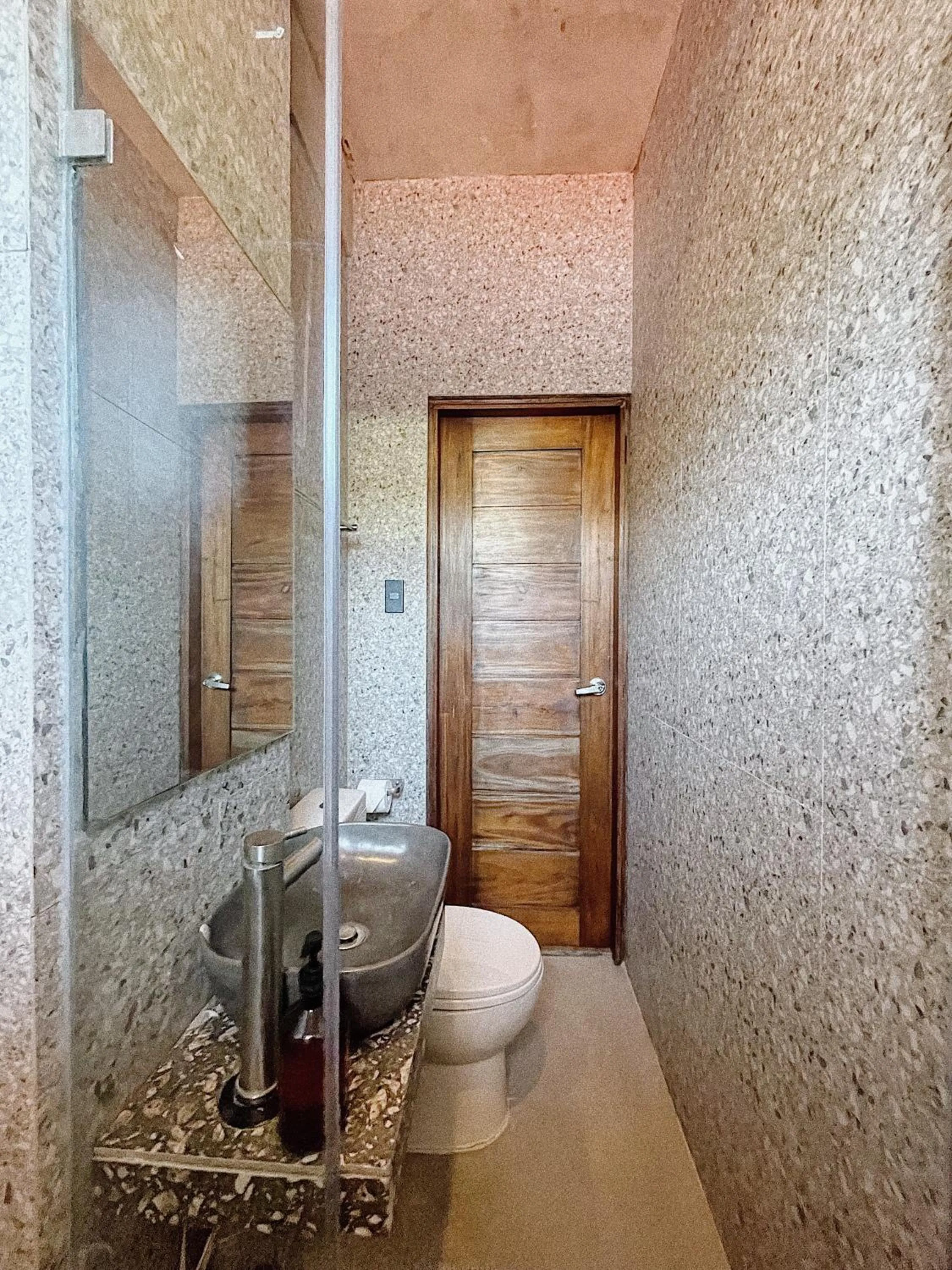 Bathroom in Shorebreak Hostel San Juan La Union