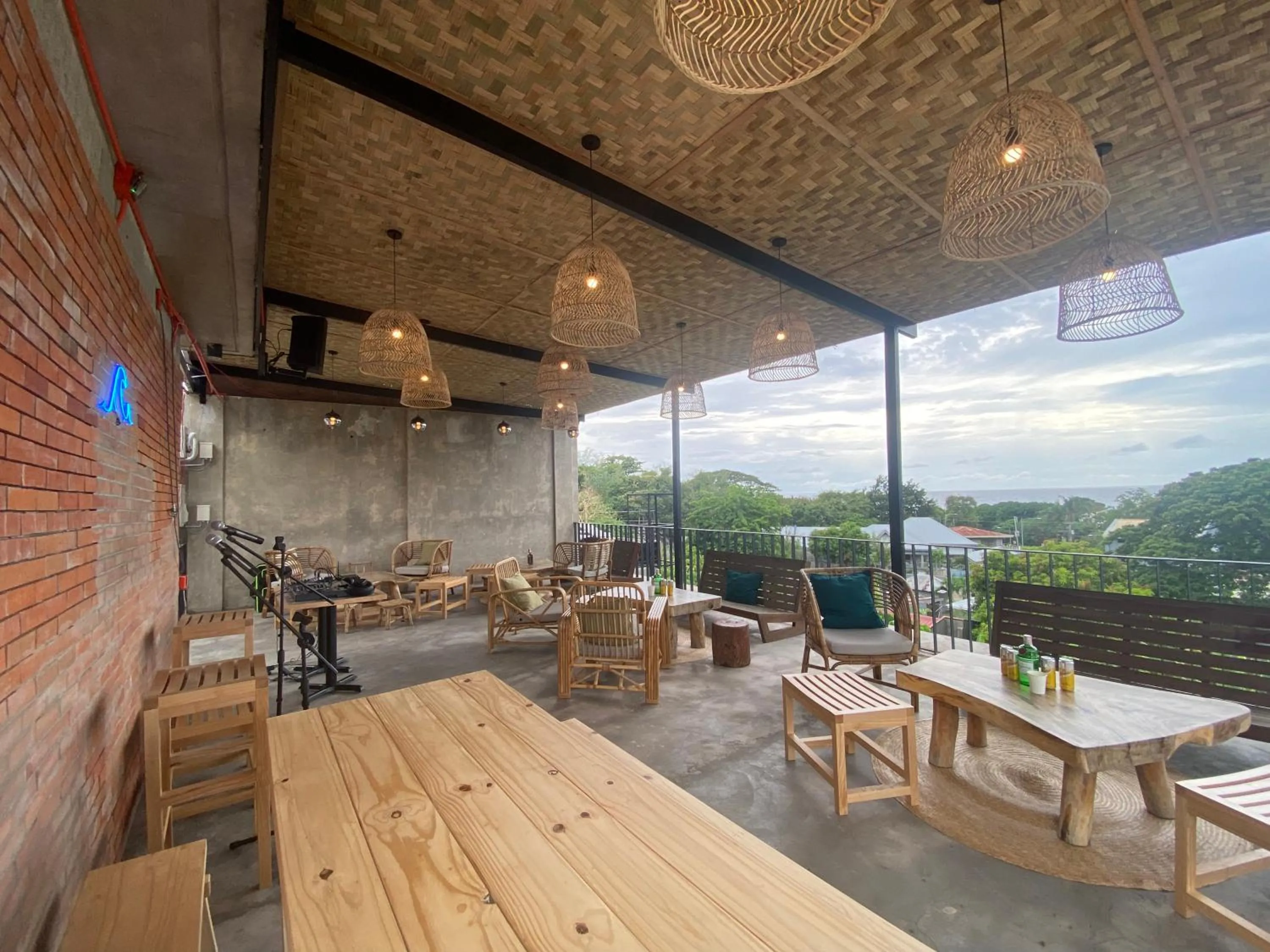Lounge or bar in Shorebreak Hostel San Juan La Union