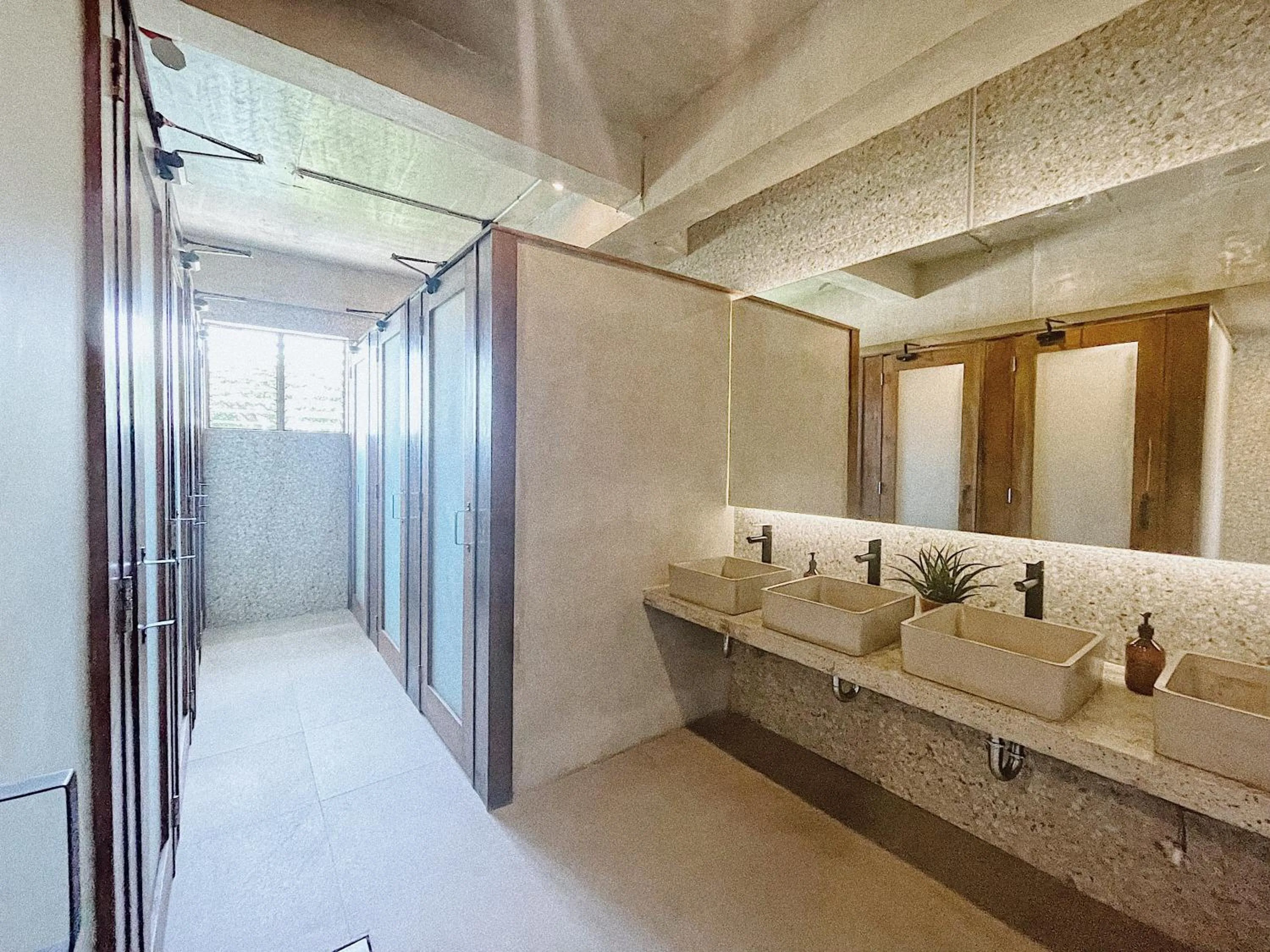 Shower in Shorebreak Hostel San Juan La Union