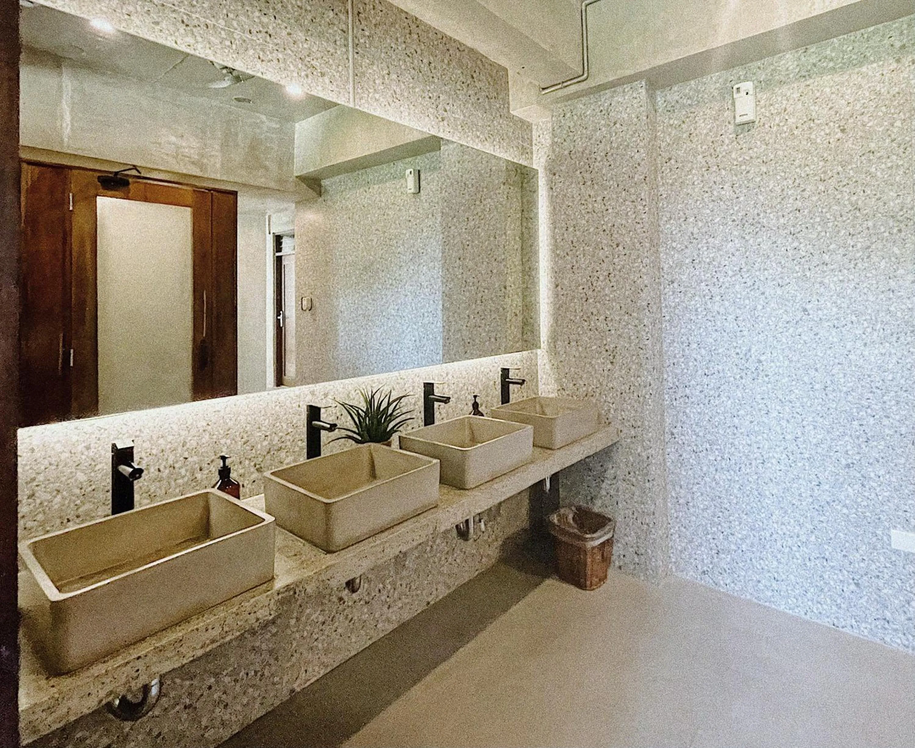 Shower in Shorebreak Hostel San Juan La Union