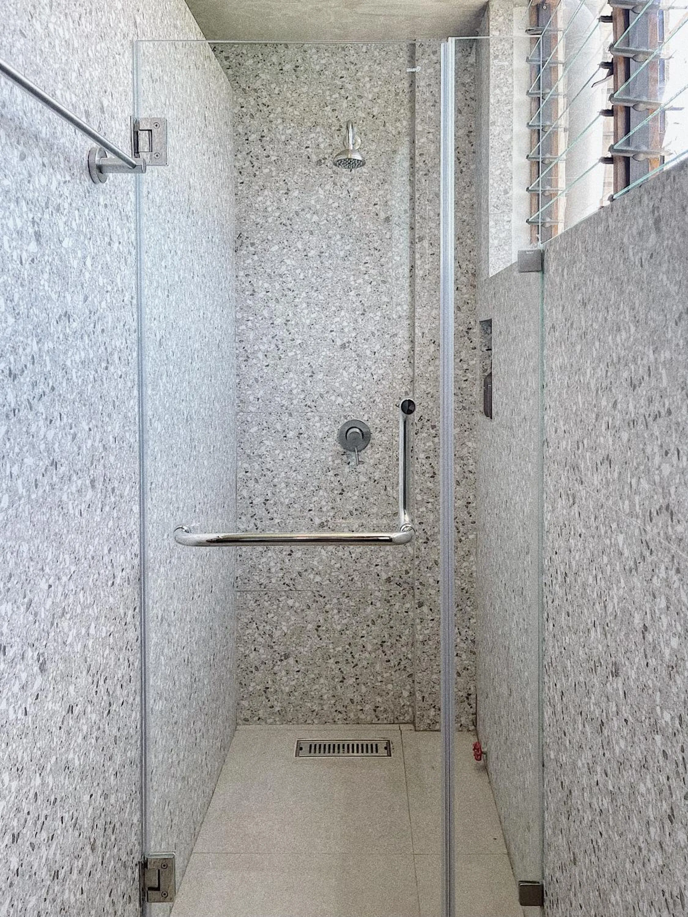 Shower in Shorebreak Hostel San Juan La Union