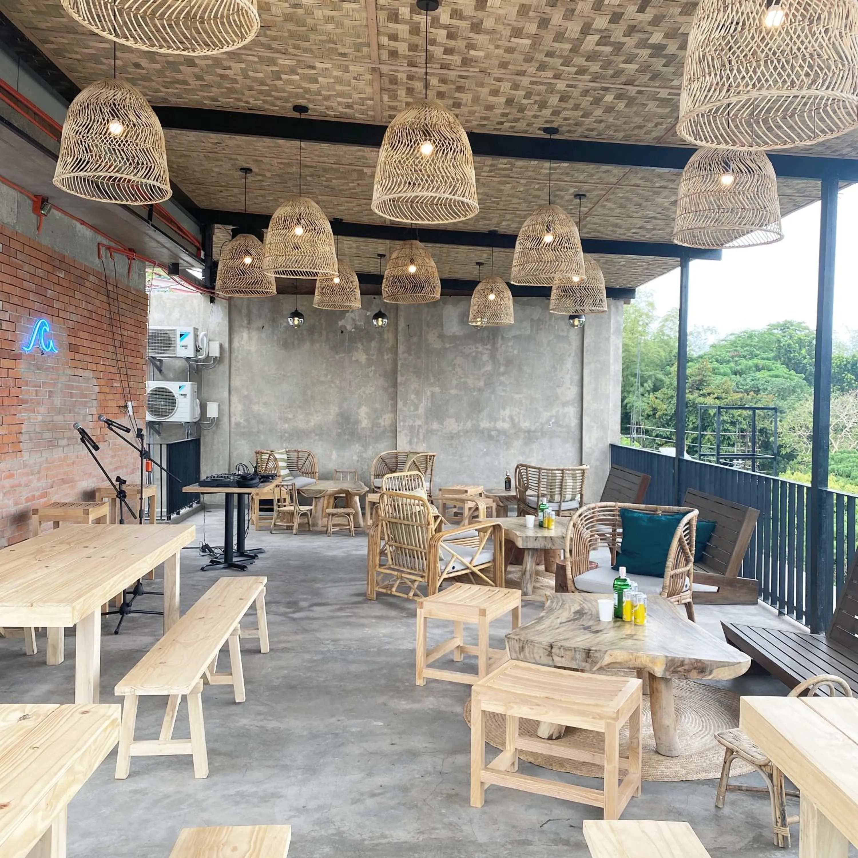 Lounge or bar in Shorebreak Hostel San Juan La Union