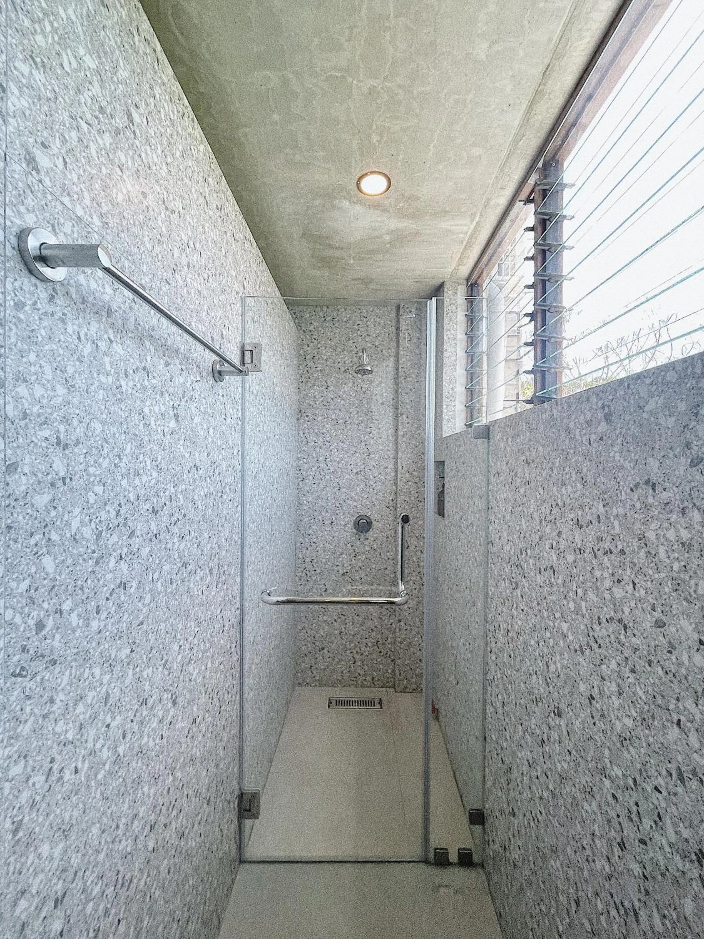 Shower in Shorebreak Hostel San Juan La Union