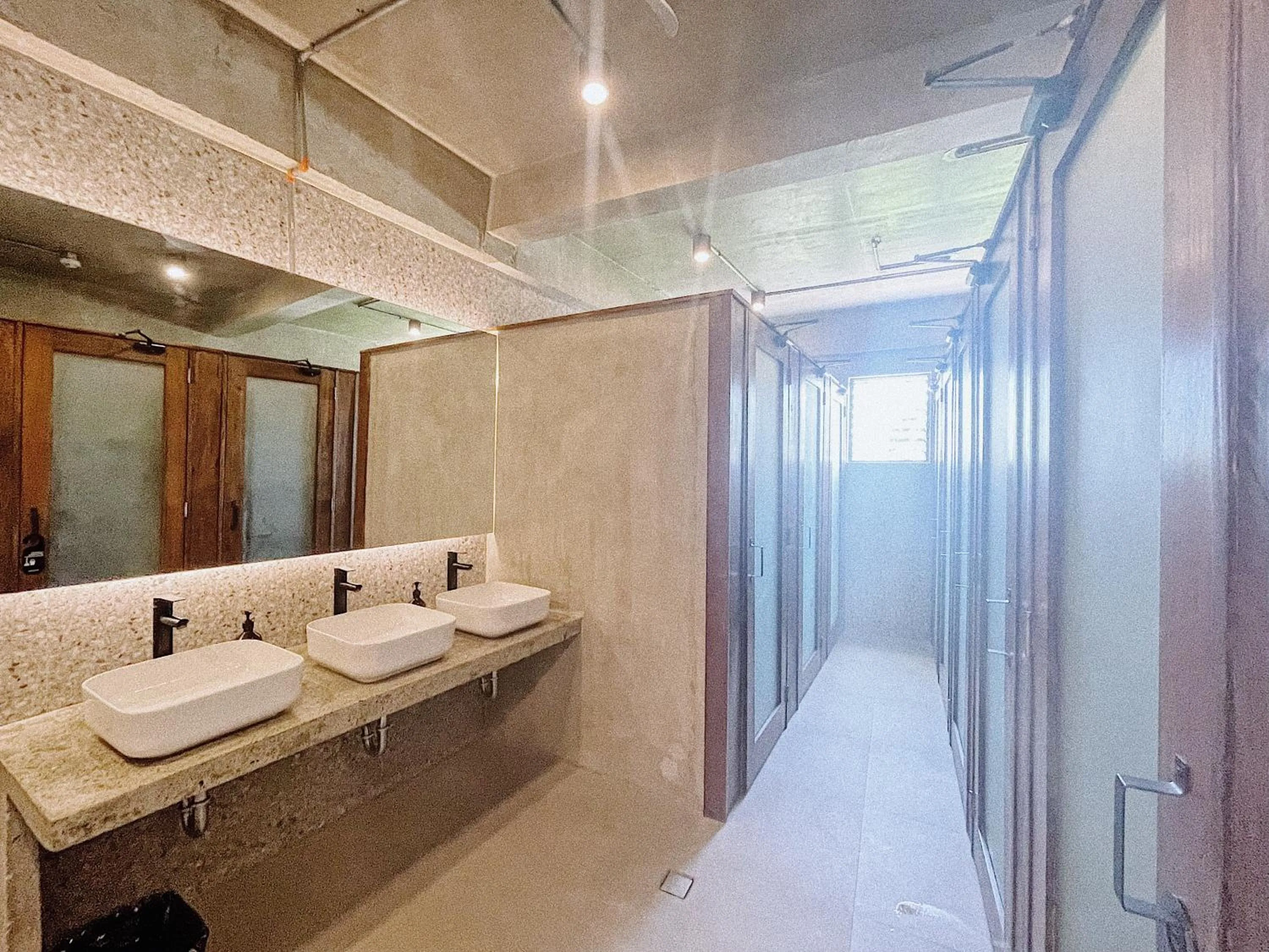 Shower in Shorebreak Hostel San Juan La Union