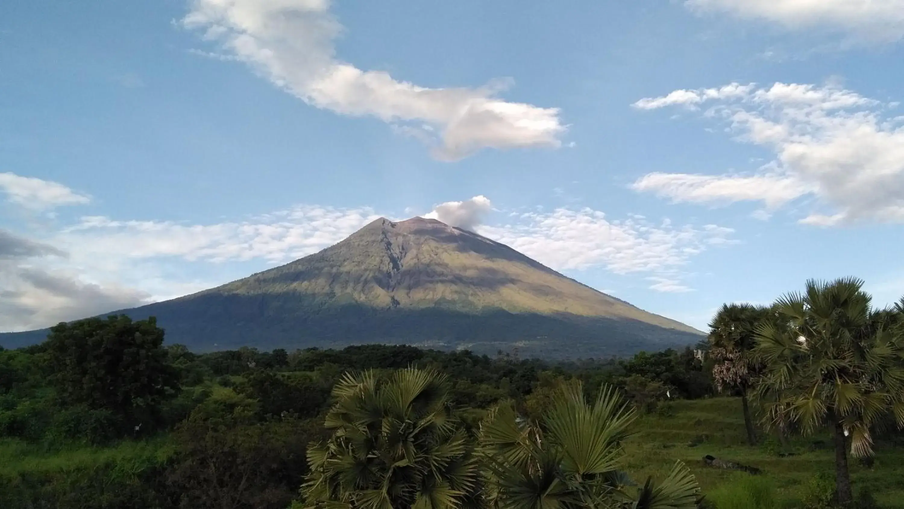 Mountain view in Palm Springs Bali Dive Resort Mountain view in Palm Springs Bali Dive Resort
