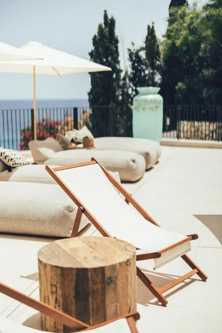 Swimming pool in Cala Lanuza Suites Swimming pool in Cala Lanuza Suites