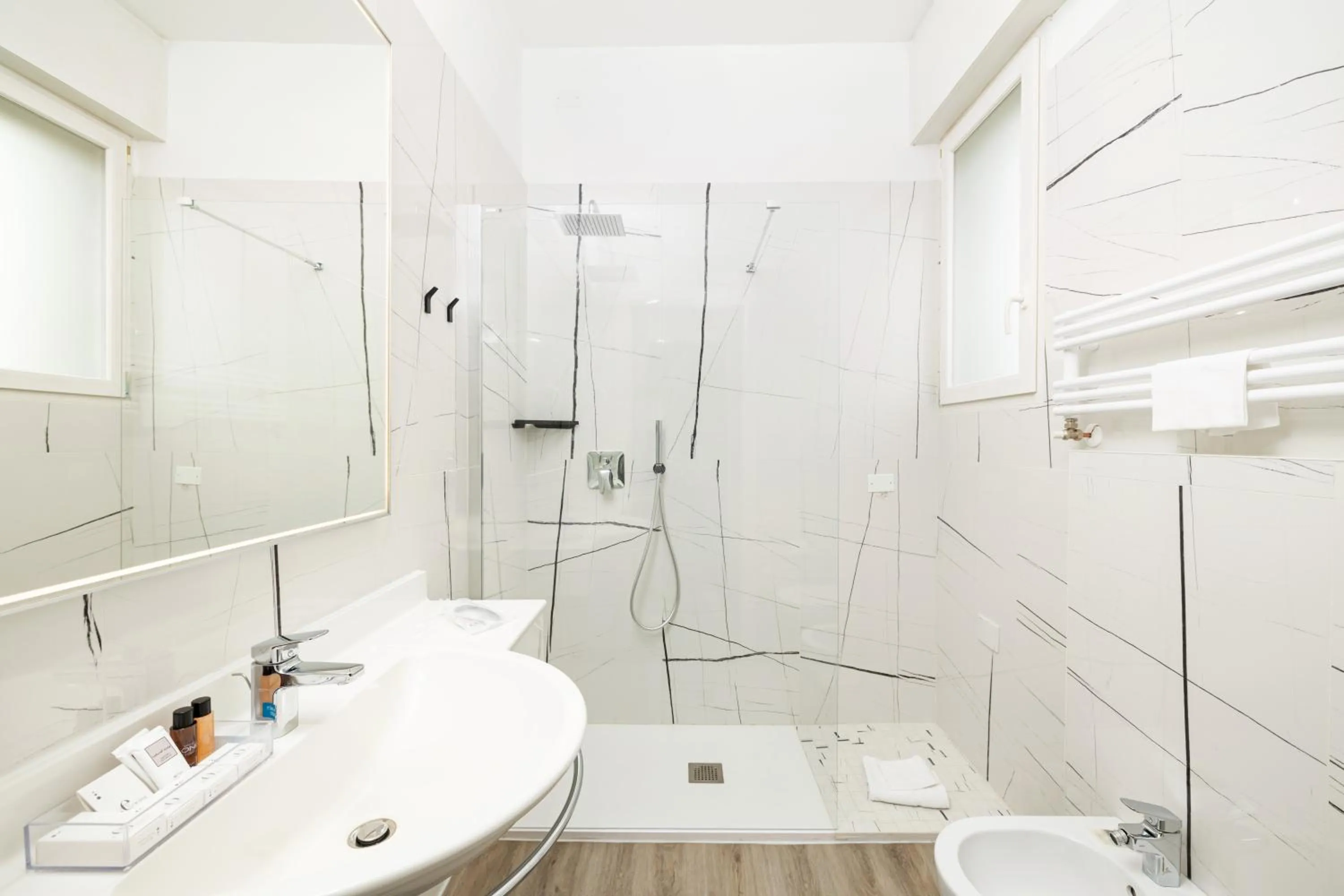 Shower in Hotel Maggiore