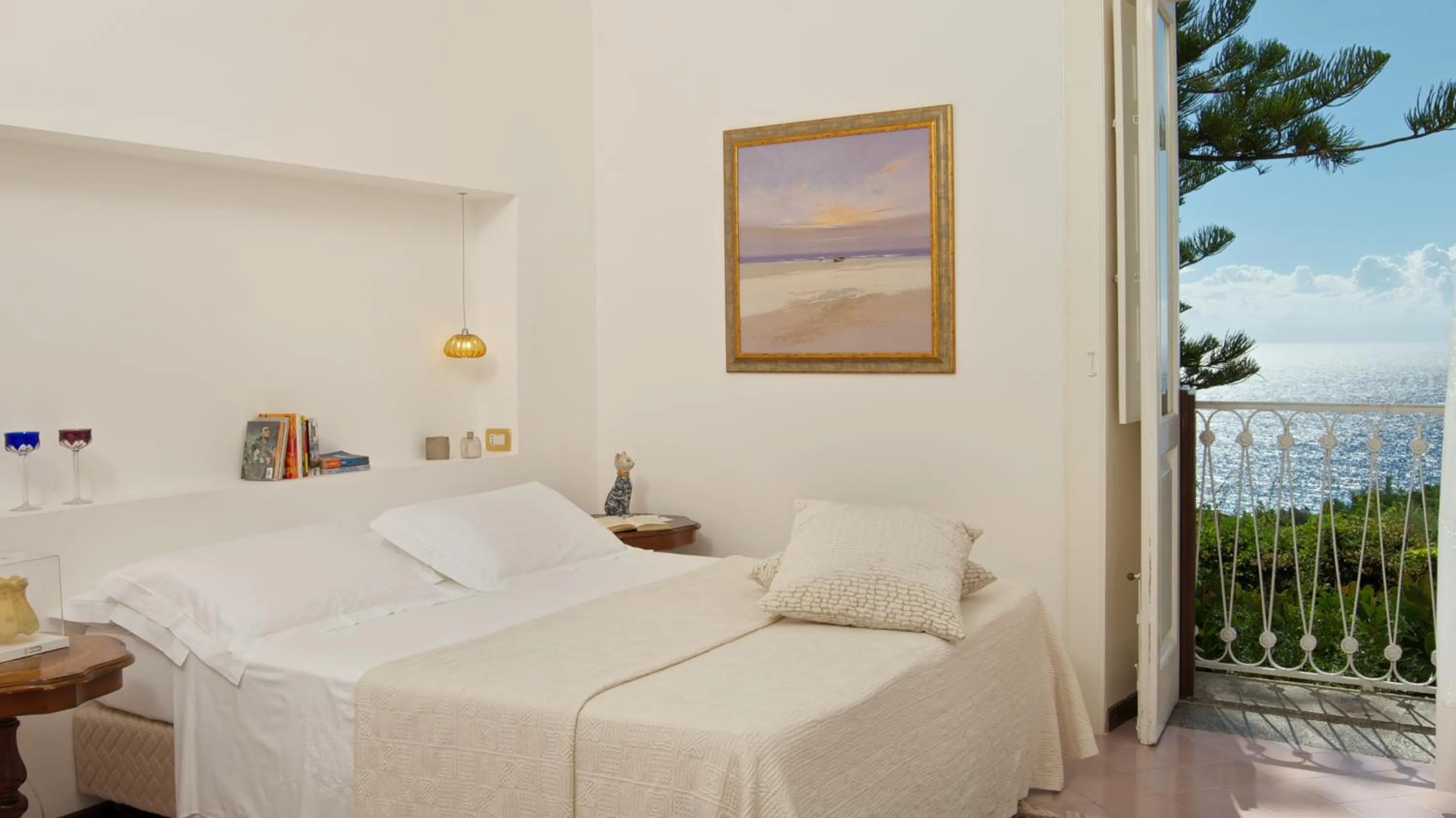Bed in Romantic Hotel & Restaurant Villa Cheta Elite