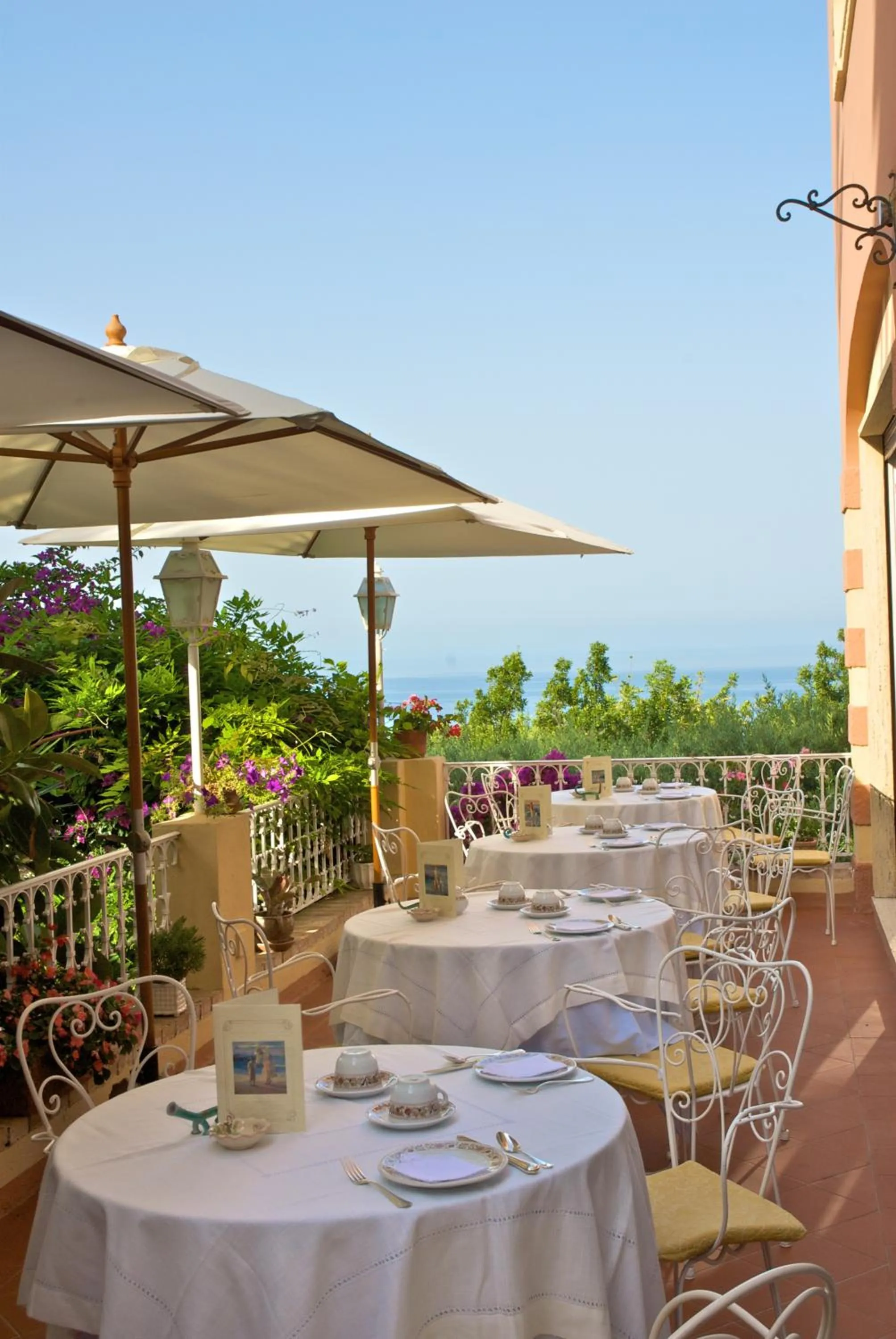 Restaurant/places to eat in Romantic Hotel & Restaurant Villa Cheta Elite