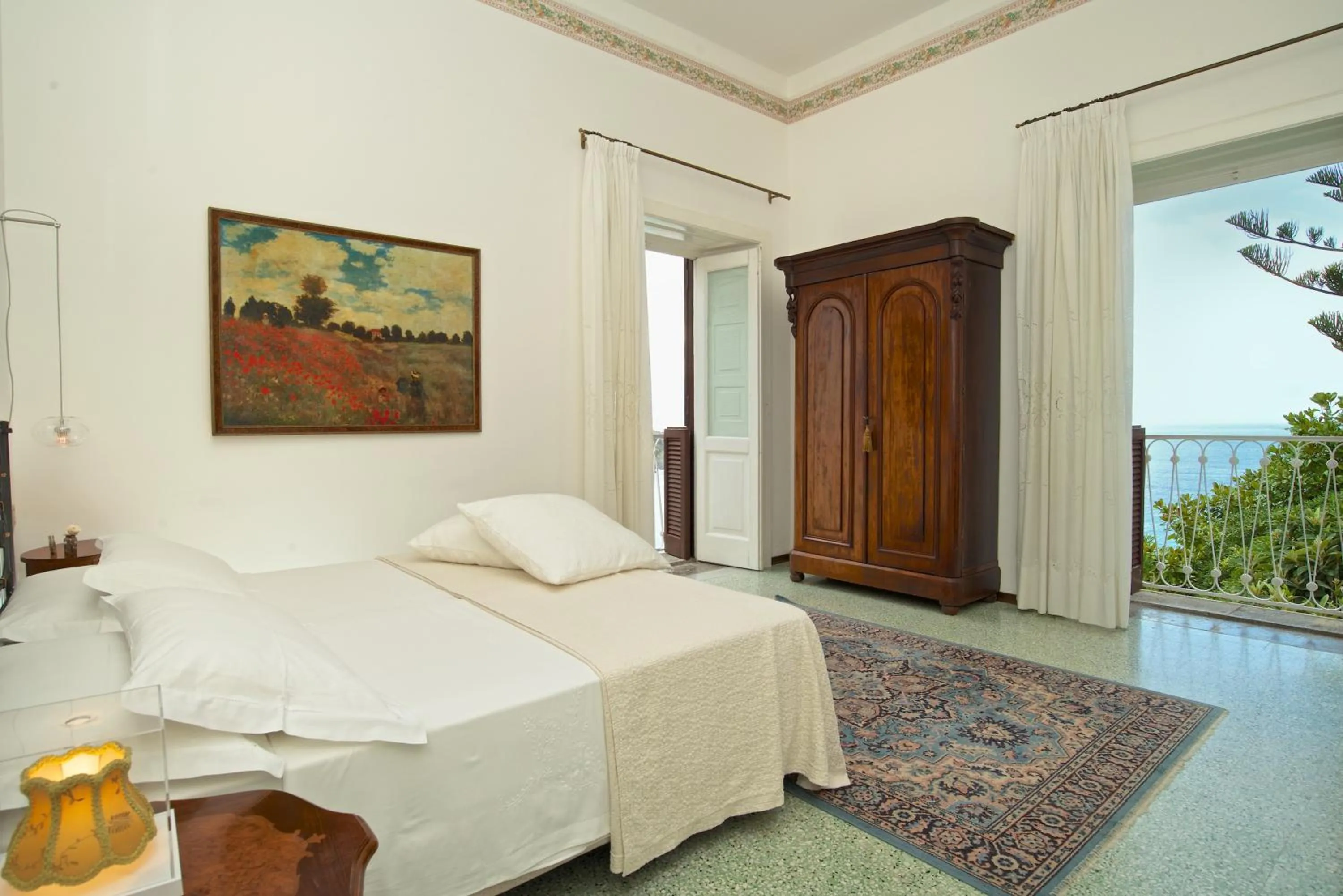 Bed in Romantic Hotel & Restaurant Villa Cheta Elite