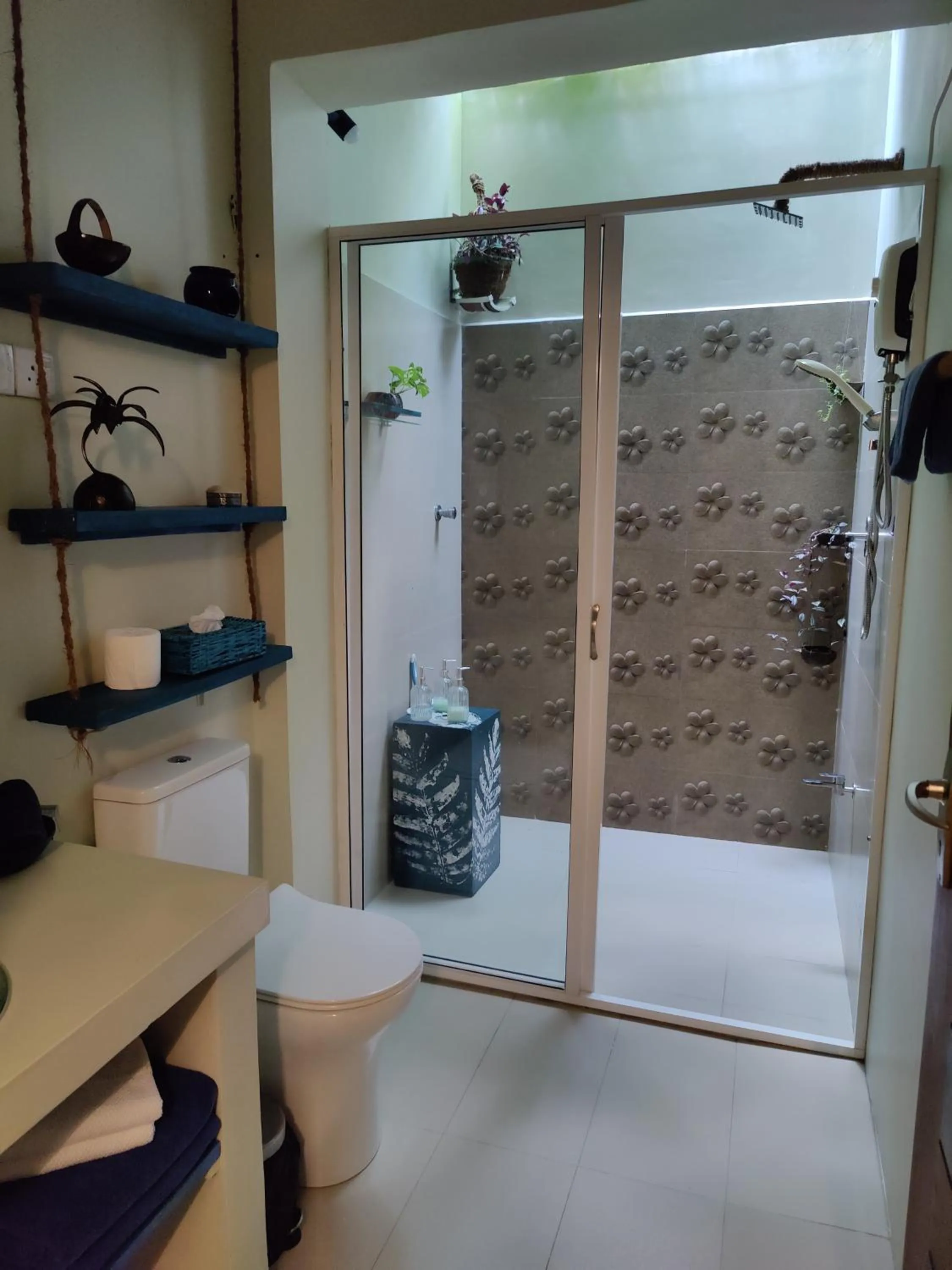 Bathroom in Villa Lyvie ayurvedic hotel