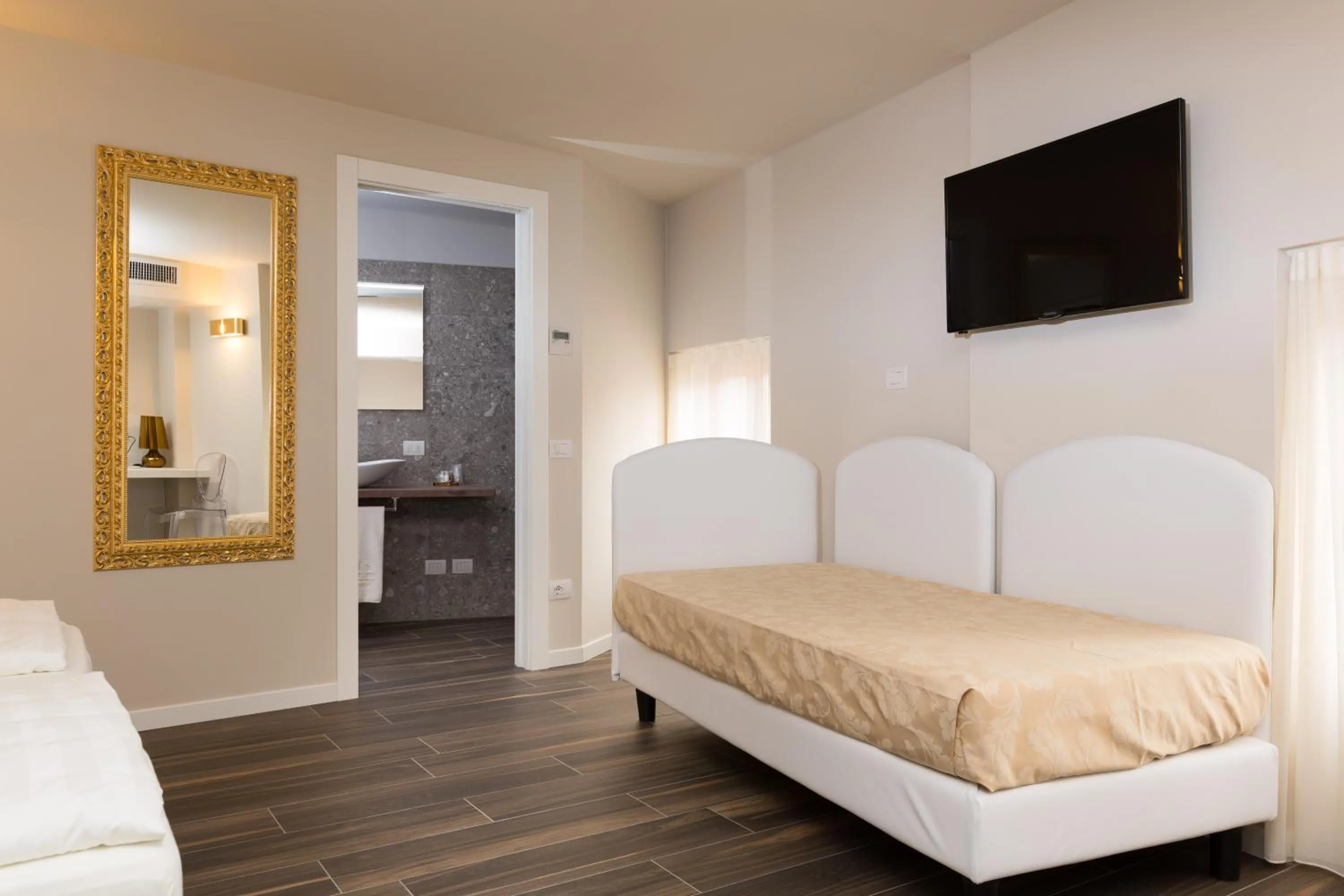 Photo of the whole room, Bed in Pace 1954 Hotel