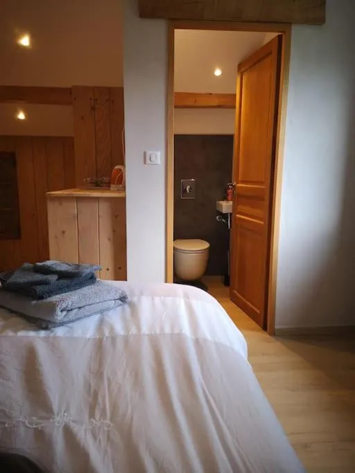 Toilet, Bed in chambre d'hôtes nos racines (chez Muriel et Philippe)