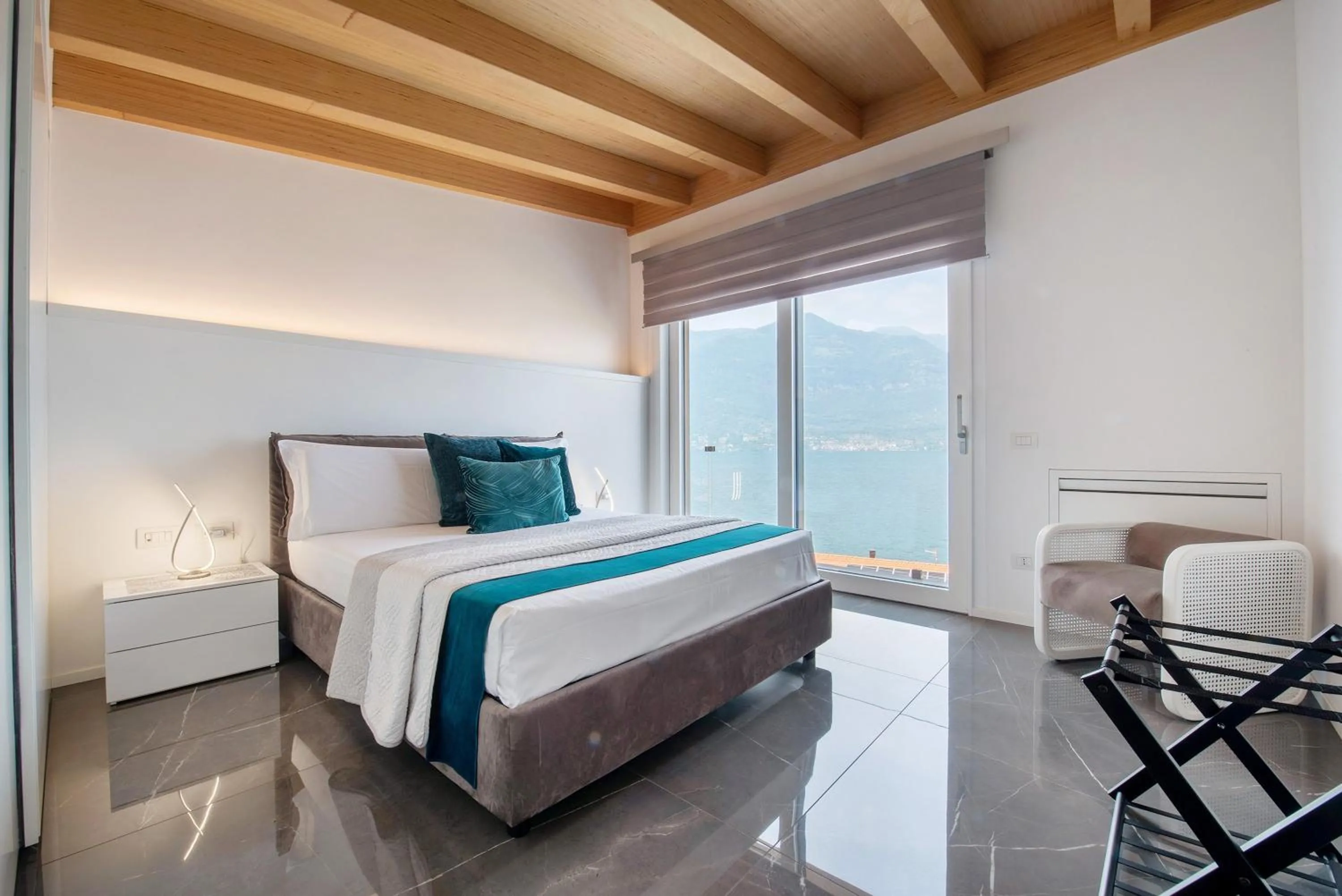 Property building, Bed in Luxury Lakefront Penthouse